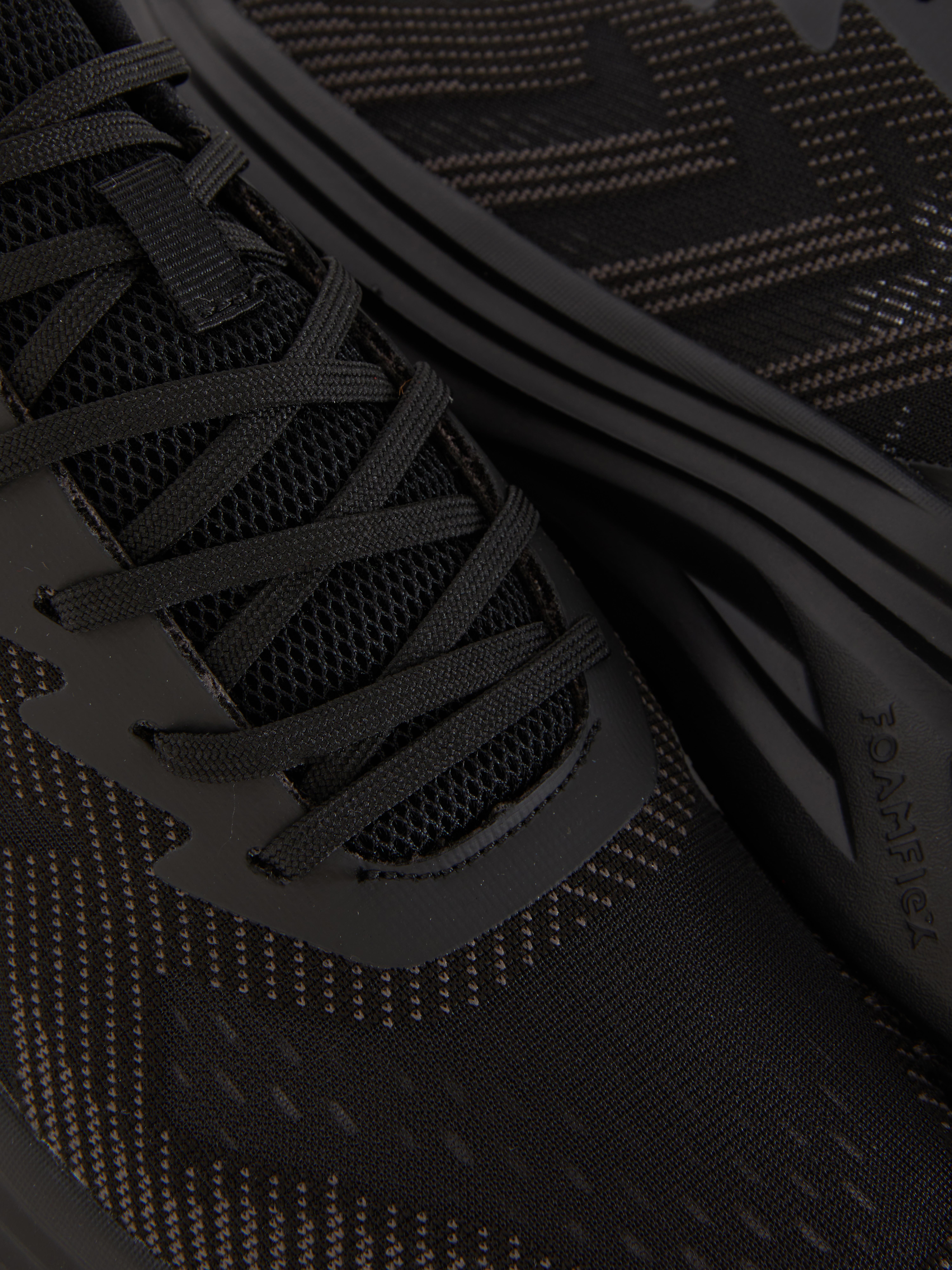 Sneakers con suola in schiuma Sneakers sportive stringate con suola flessibile in schiuma