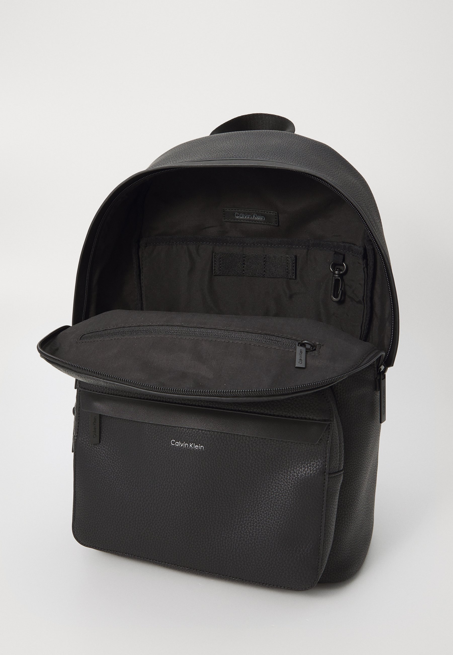 Calvin Klein MUST ROUND BACKPACK - Batoh - black