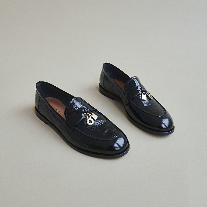 Mocassins aux détails dorés  en cuir brillant noir