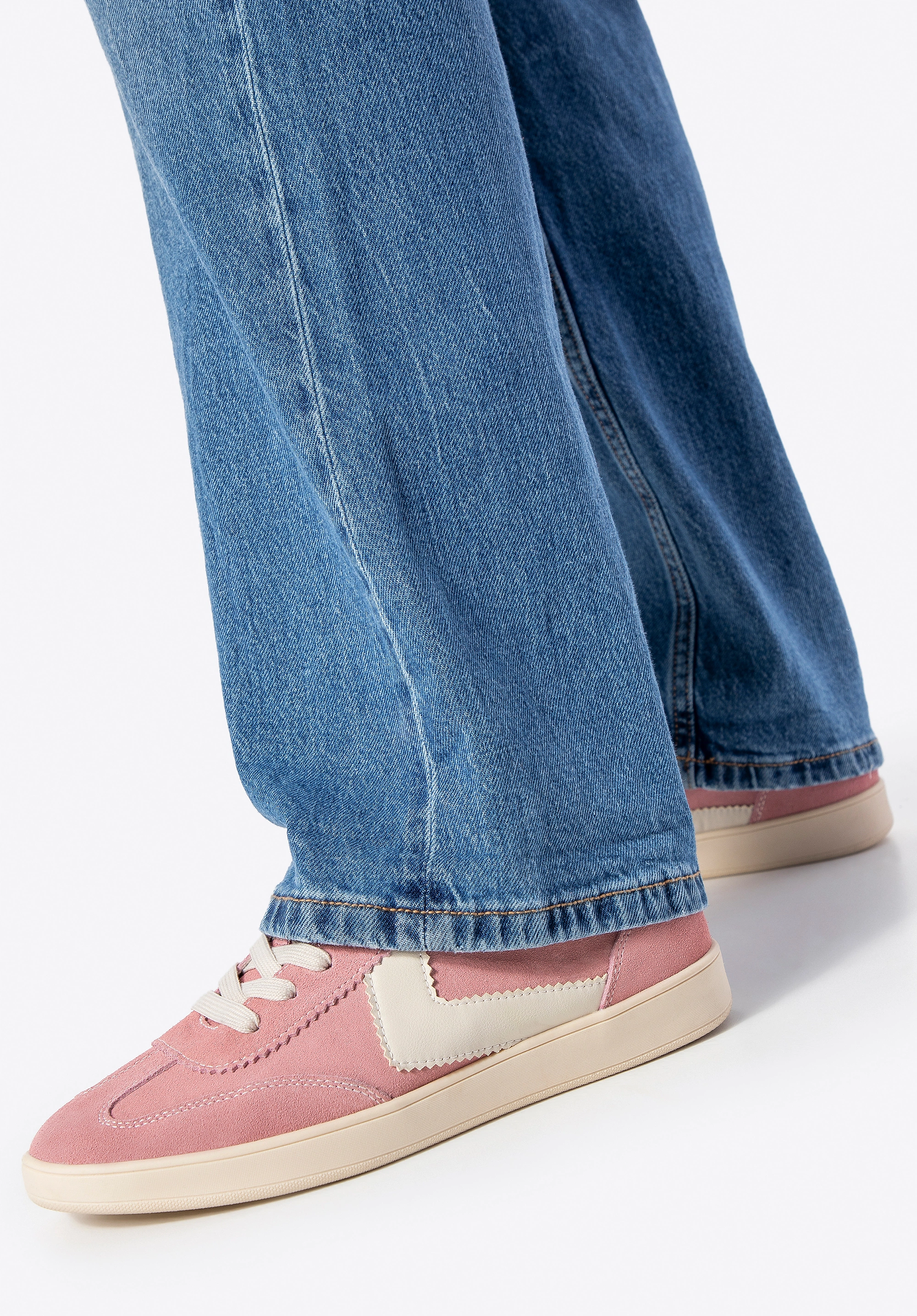 Zamszowe sneakersy z kontrastowymi wstawkami z ekoskóry różowo - białe