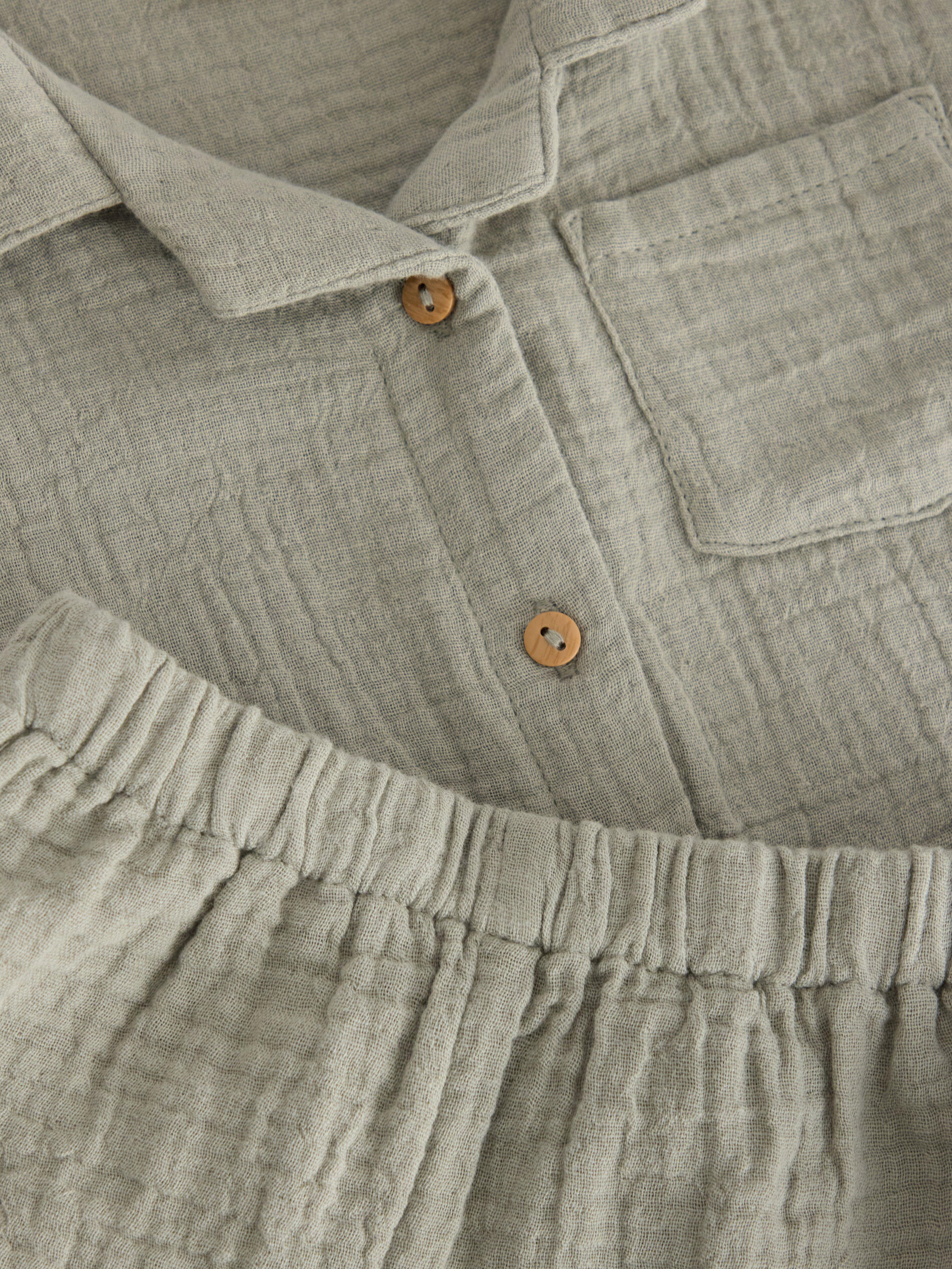 Conjunto - camisa e shorts verde-acinzentado