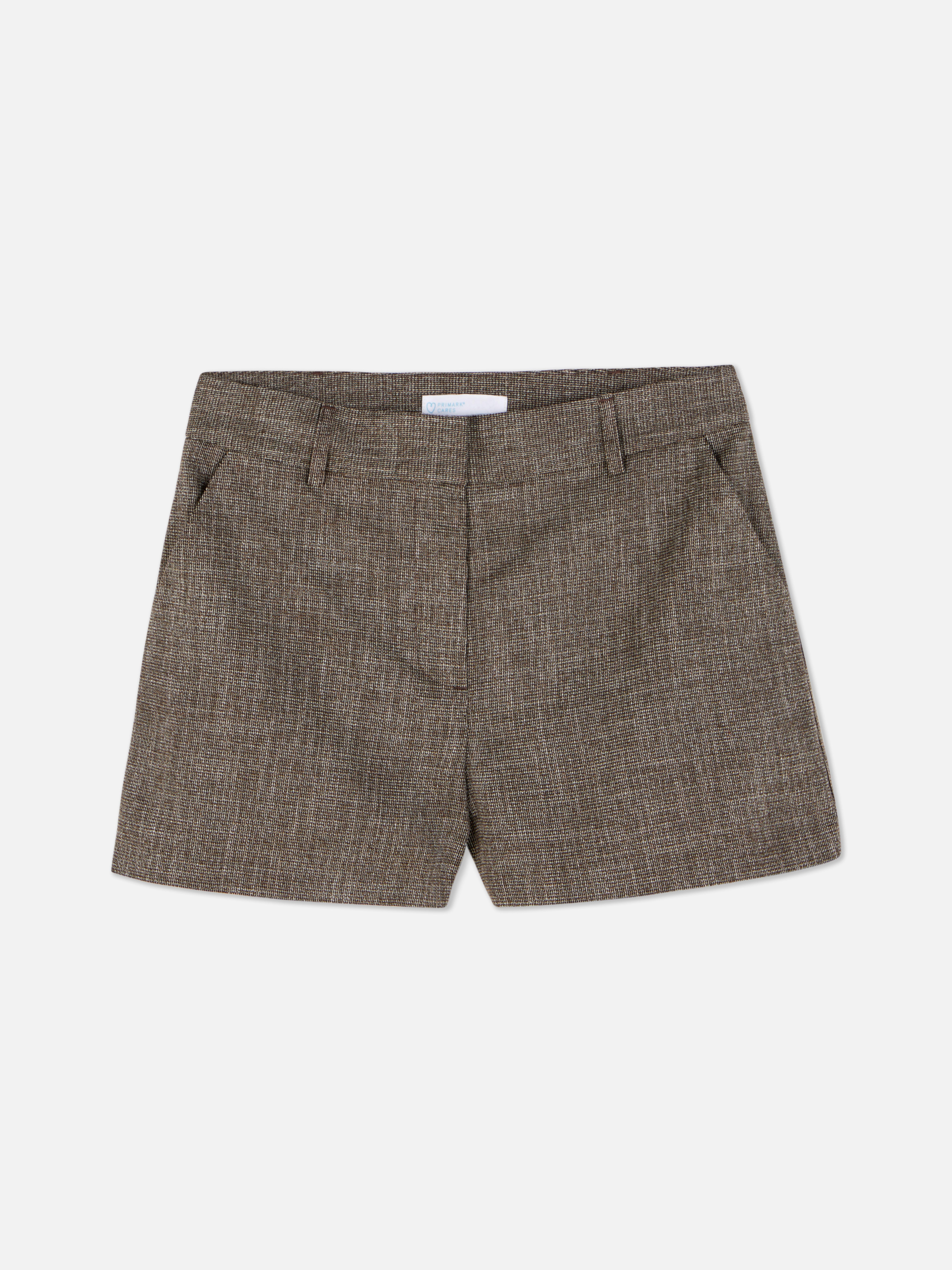 Pantaloni scurți texturați, mulați. Pantaloni scurți texturați cu găici pentru curea, buzunare și închidere cu cârlig în față.