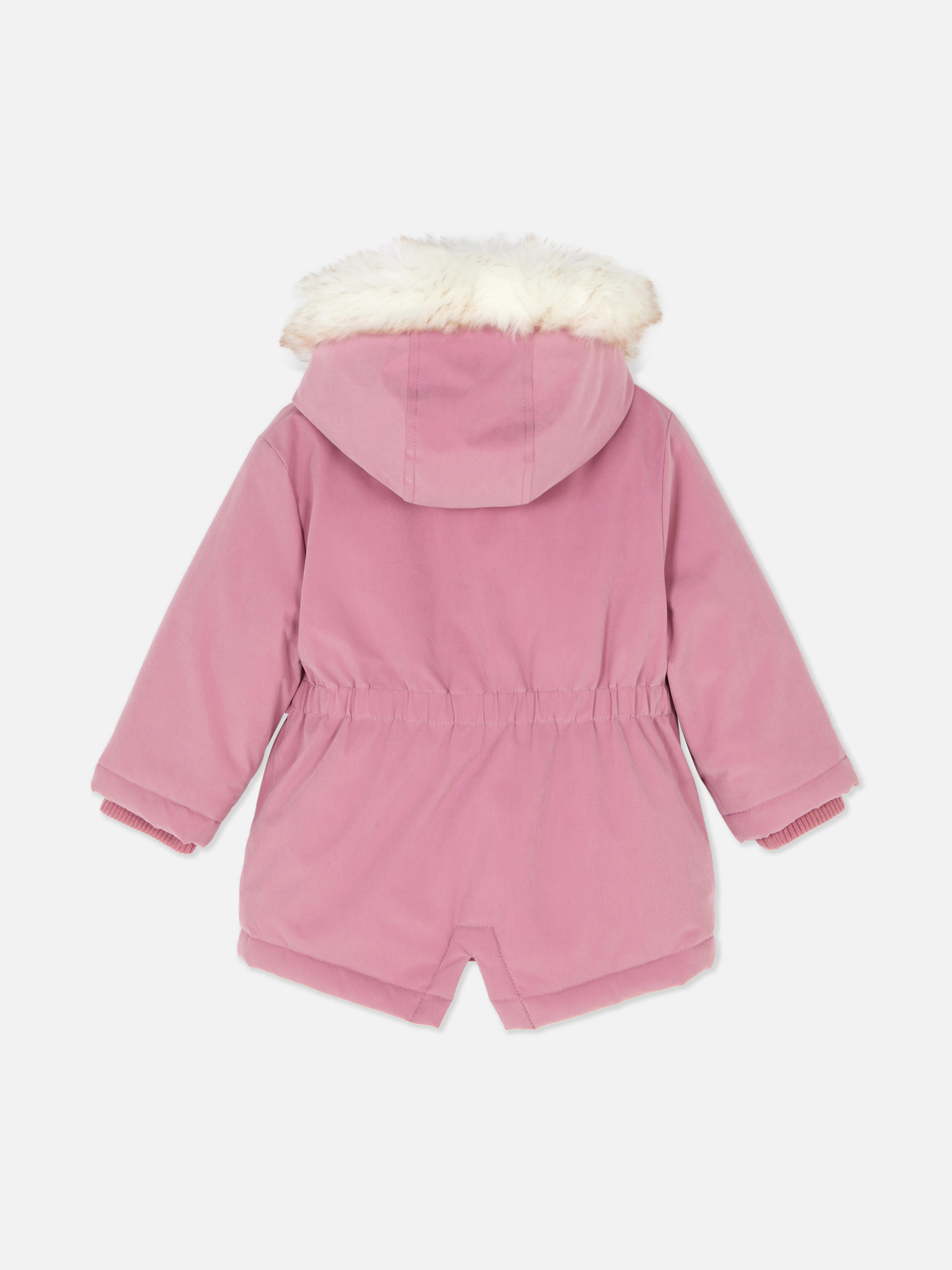 Parka din blană artificială. Parka frumoasă cu glugă căptușită cu blană artificială, închidere frontală și buzunare laterale pentru un stil autentic de exterior.