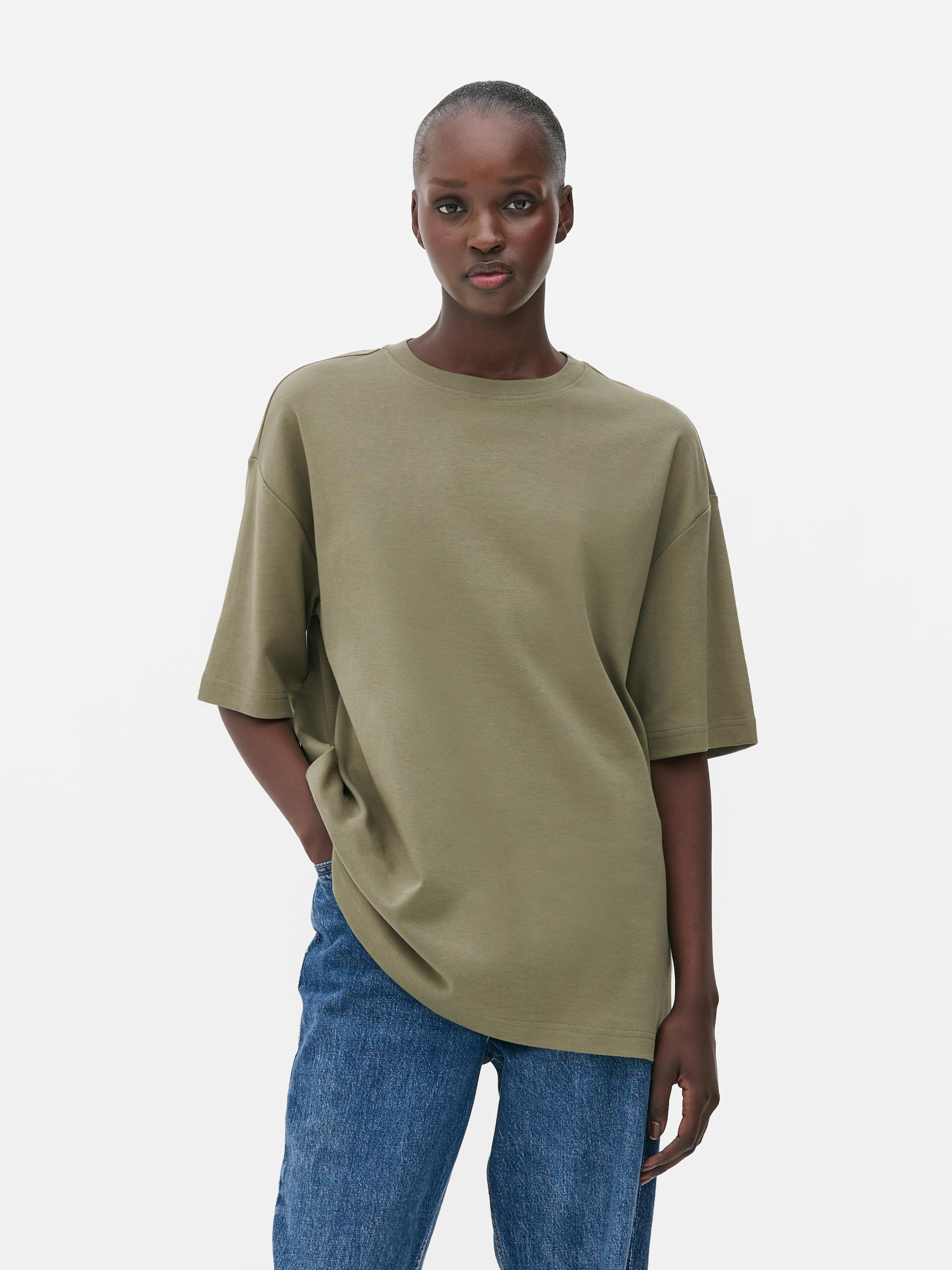 Tricou supradimensionat cu mânecă scurtă. E timpul să îmbrățișezi confortul și stilul cu tricoul nostru supradimensionat.