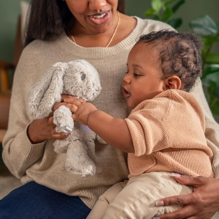 INGENUITY Baby Nachtlampje, Konijnenknuffel, Babycadeau, Sylvie Pluche Speelgoed, Reageert op Babygehuil, Muzikaal, Lichtgevend, Speenclip