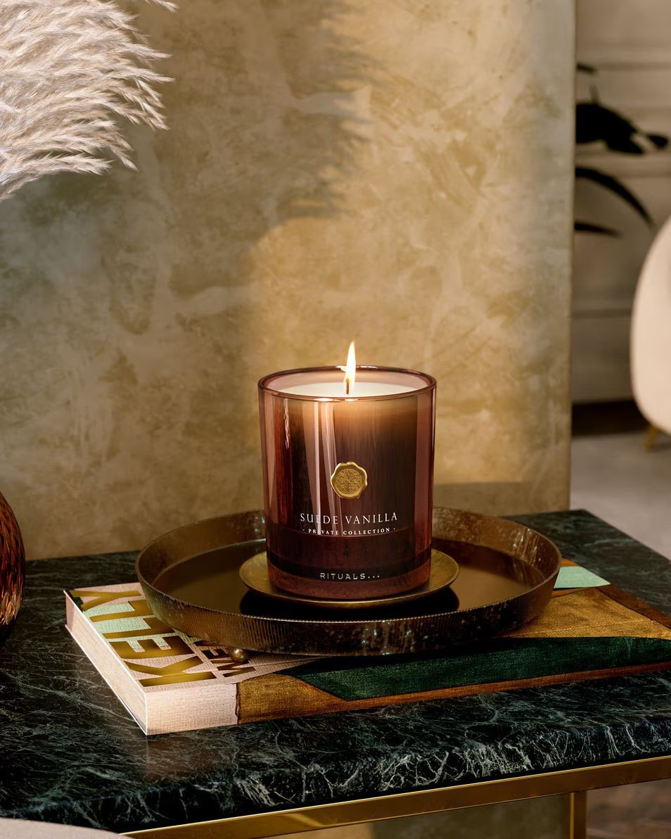 Αρωματικό κερί RITUALS Private Collection με άρωμα σουέτ και βανίλια