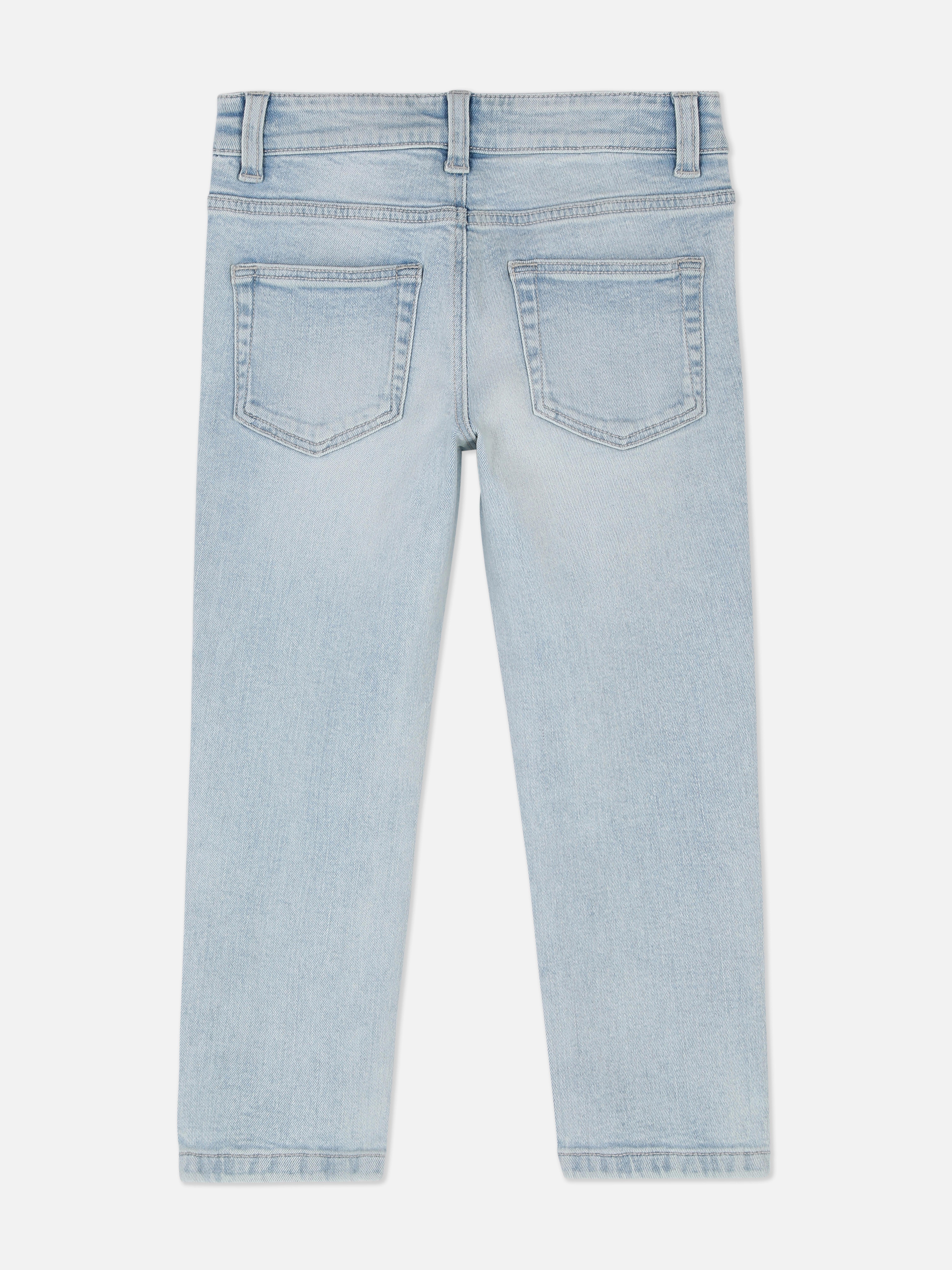 Schmal geschnittene Jeans für Jungen. Eine coole, schmal geschnittene Jeans mit Gürtelschlaufen und Knöpfen vorne.