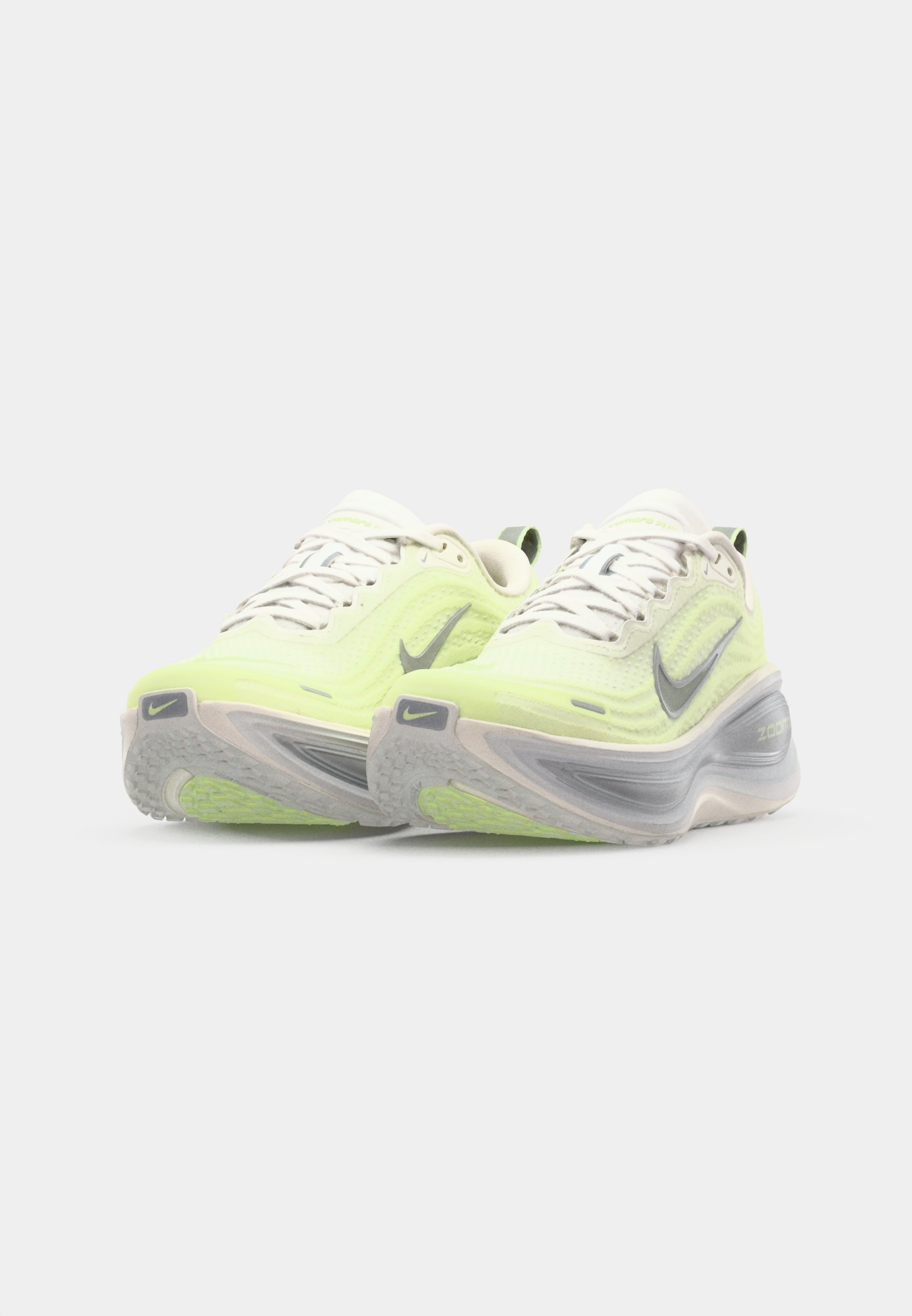 Nike Performance VOMERO PLUS - Hardloopschoenen voor op de weg - sail/metallic silver/barely volt/pure platinum/football grey