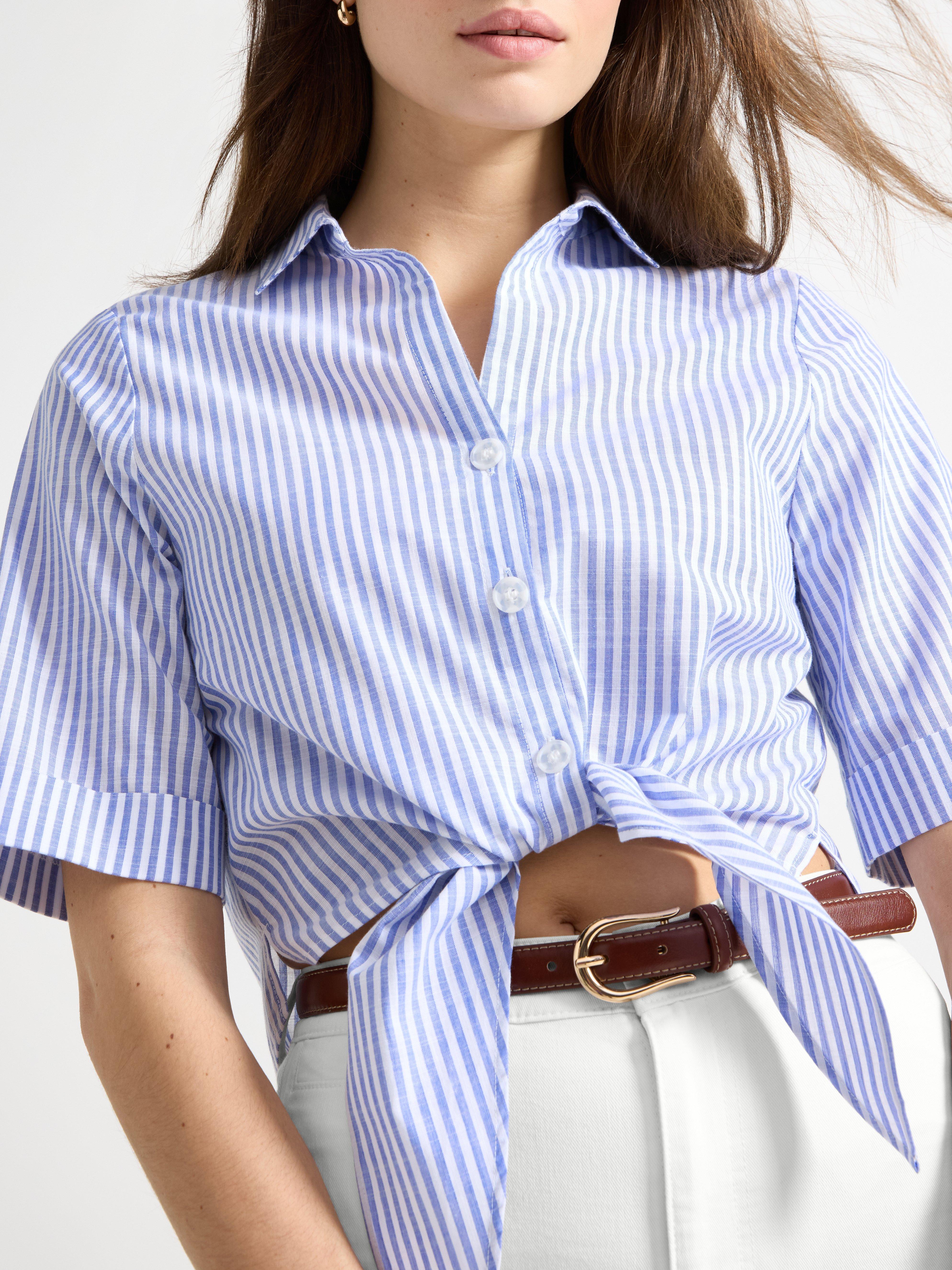 Blusa com amarração na cintura, azul forte.