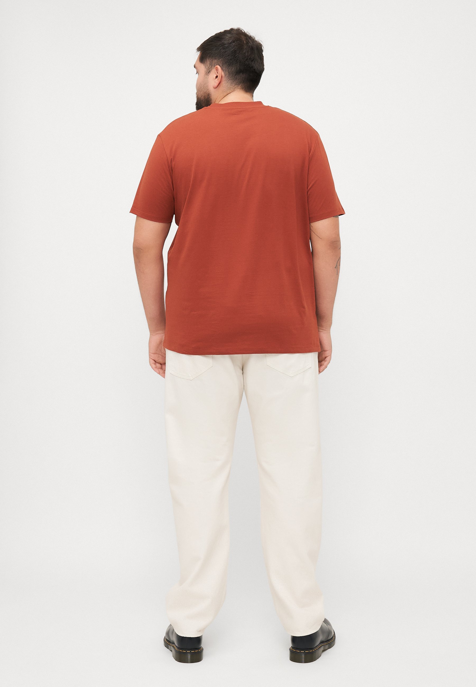 Jack & Jones JJECALEB VARSITY TEE O NECK - Koszulka z nadrukiem - wypalona henna
