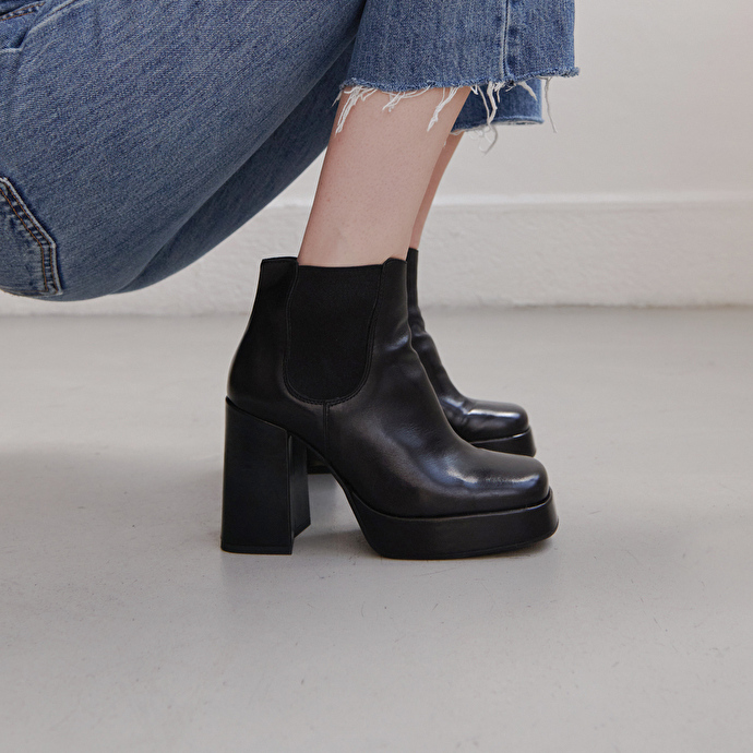Boots à plateformes et bouts carrés  en cuir noir