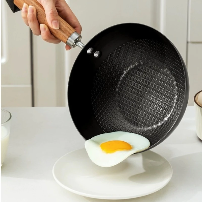 Ensemble de casseroles et poêles wok en fonte artisanale, sans revêtement, compatibles avec les plaques à gaz et à induction.