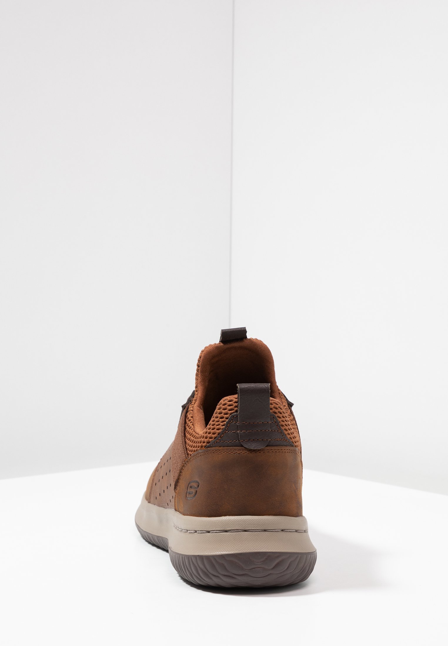 Skechers DELSON AXTON - Instappers - donkerbruin