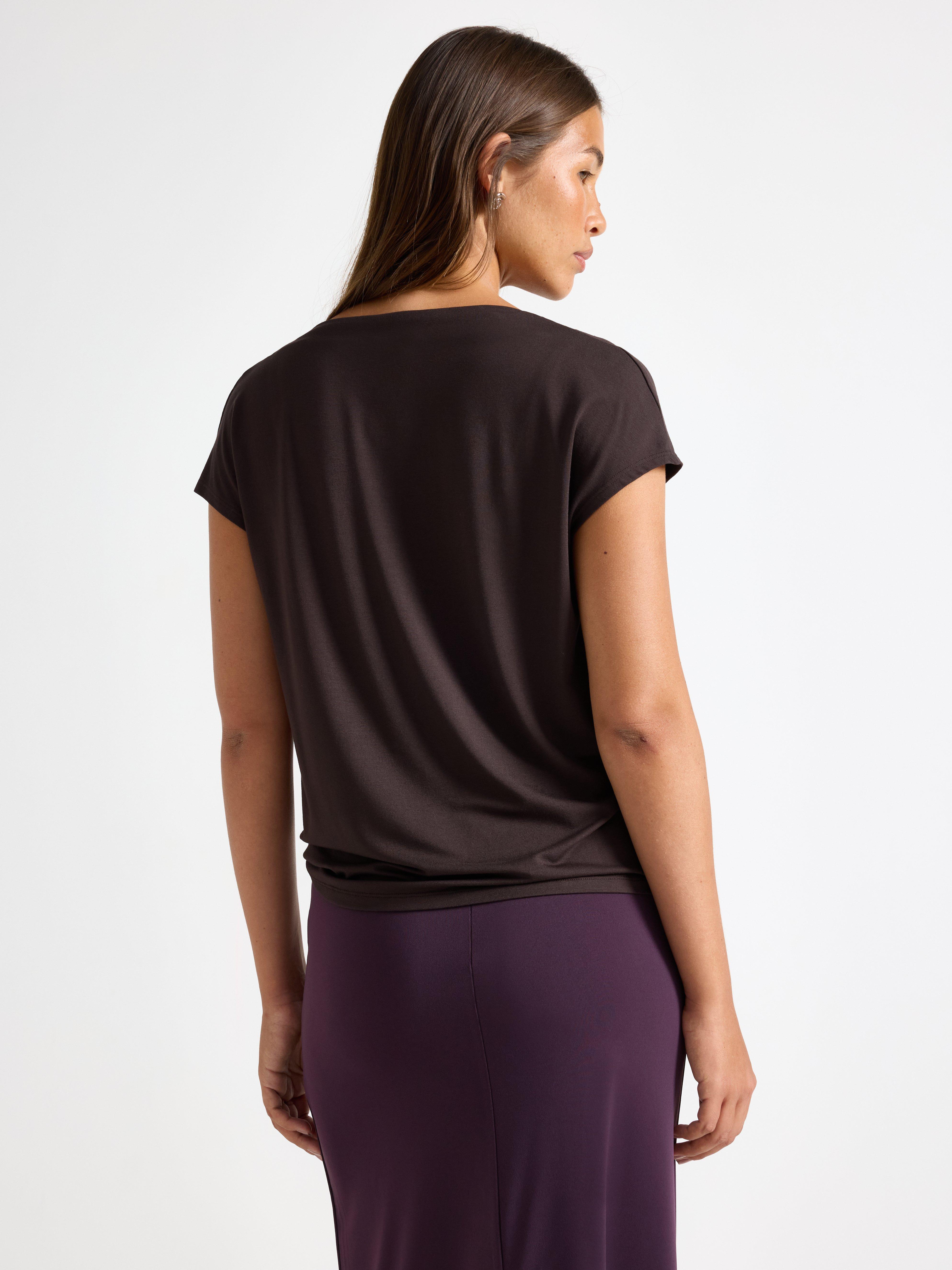 Top de manga corta color marrón oscuro