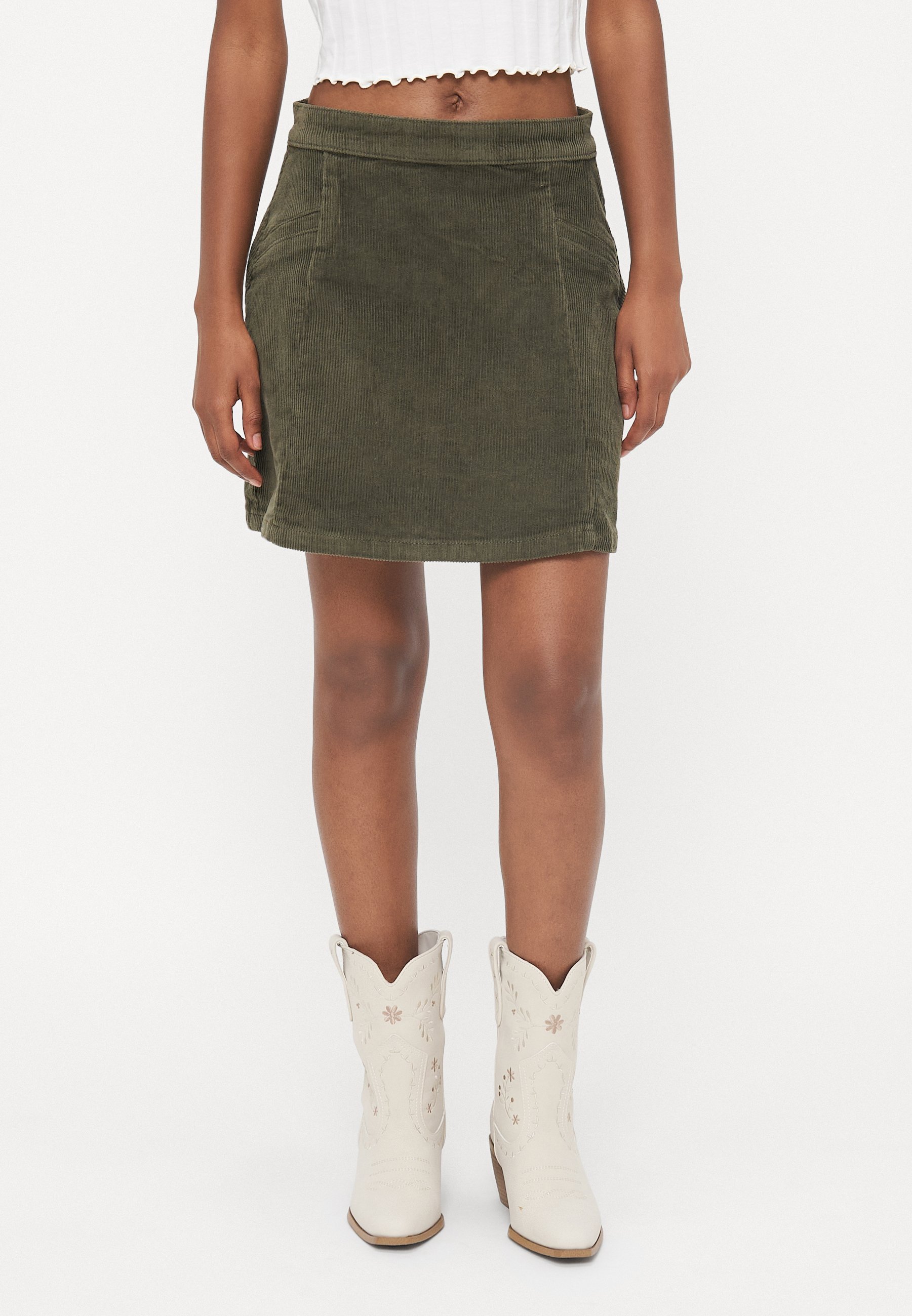 Jupe courte Vero Moda Petite VMKATA - Jupe trapèze - Motif feuille de vigne