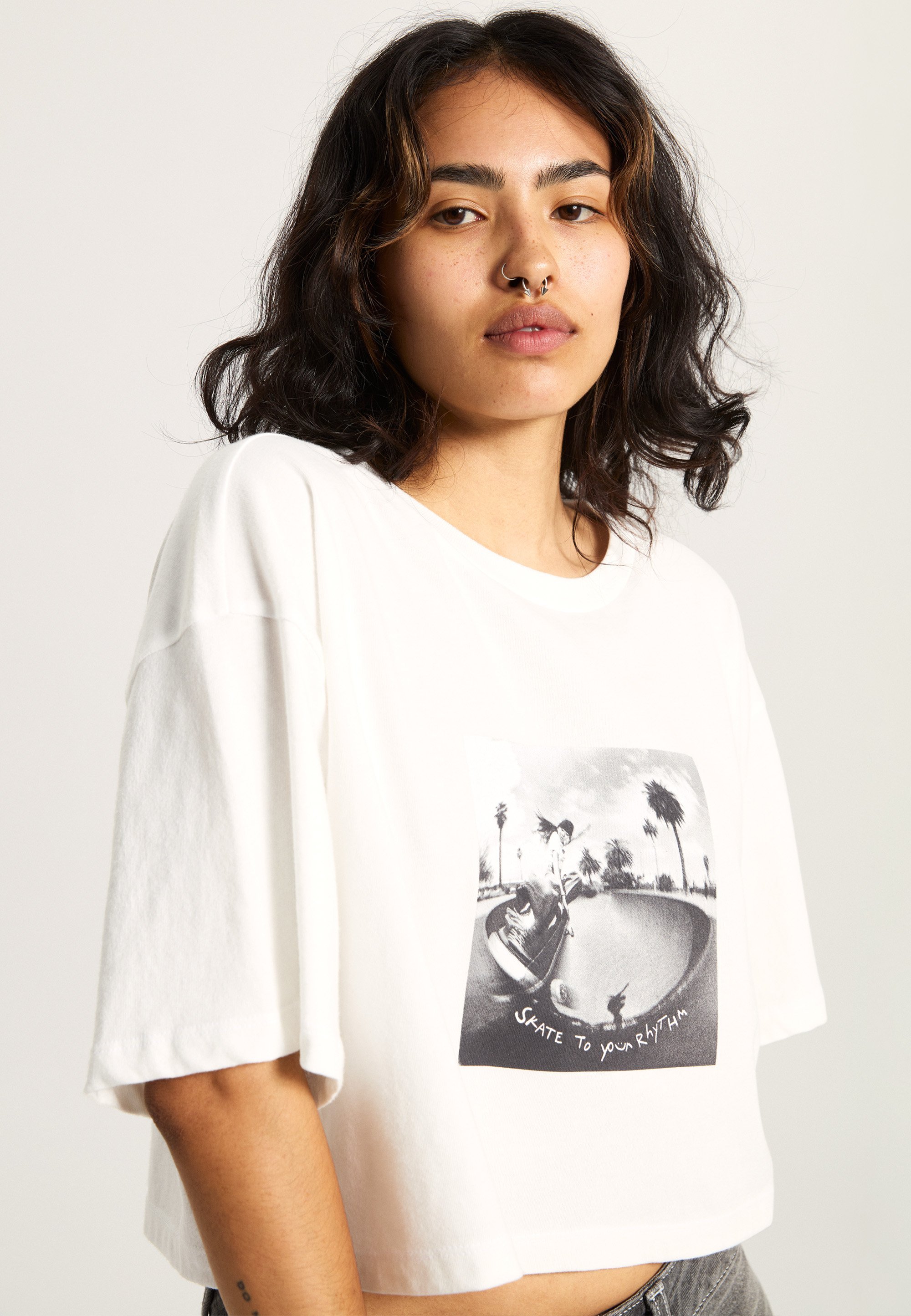 Vans RHYTHM - T-shirt stampata - bianca