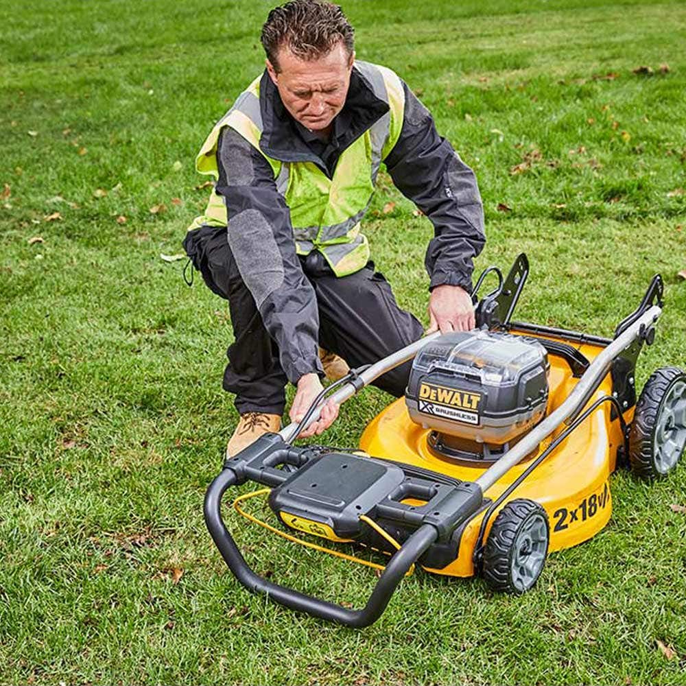Rasaerba DEWALT 36V (18X2) XR Brushless da 510 mm con lama DCMW564N-XE