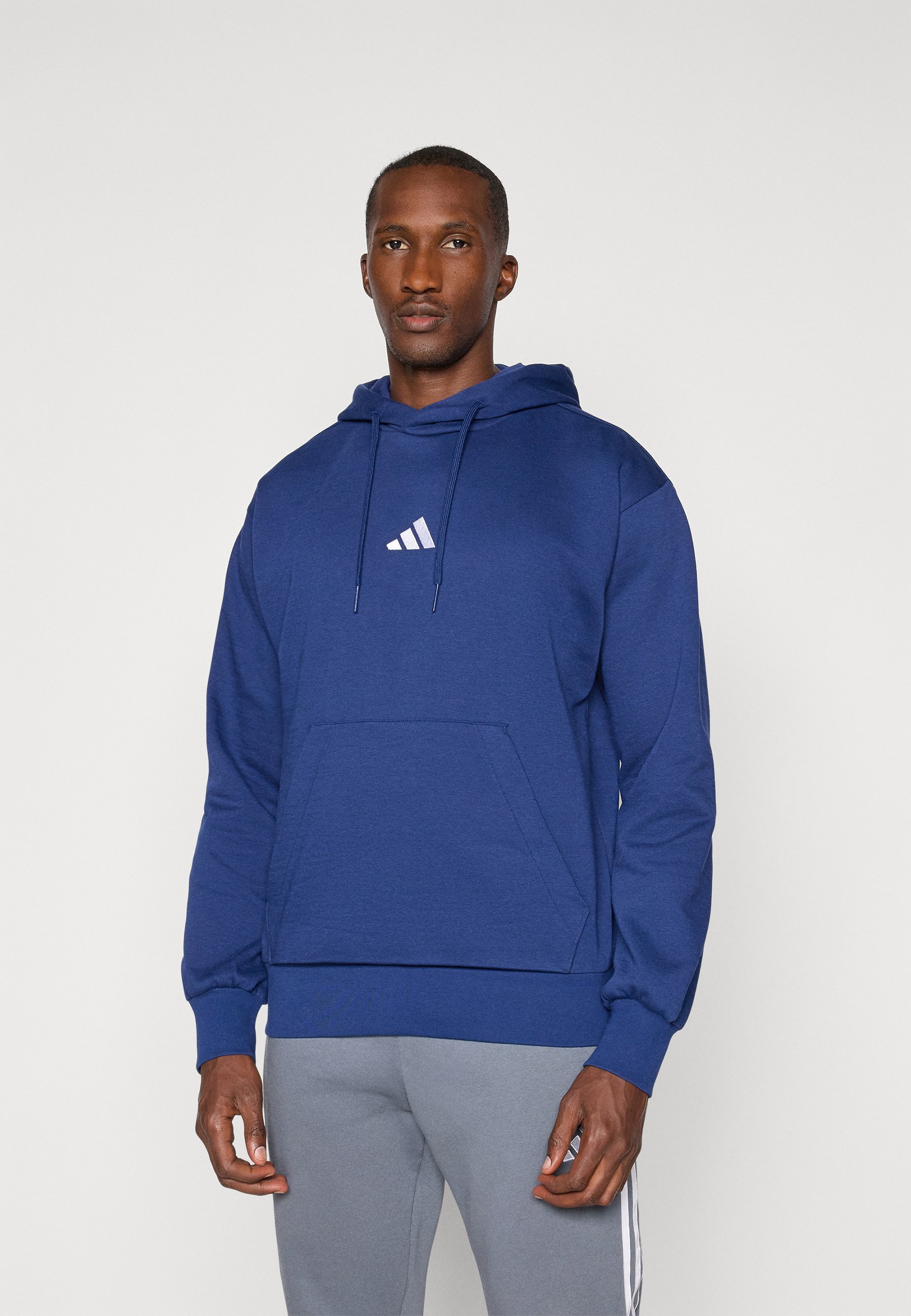 adidas Sportswear FEELCOZY - Sweat à capuche - bleu foncé/blanc