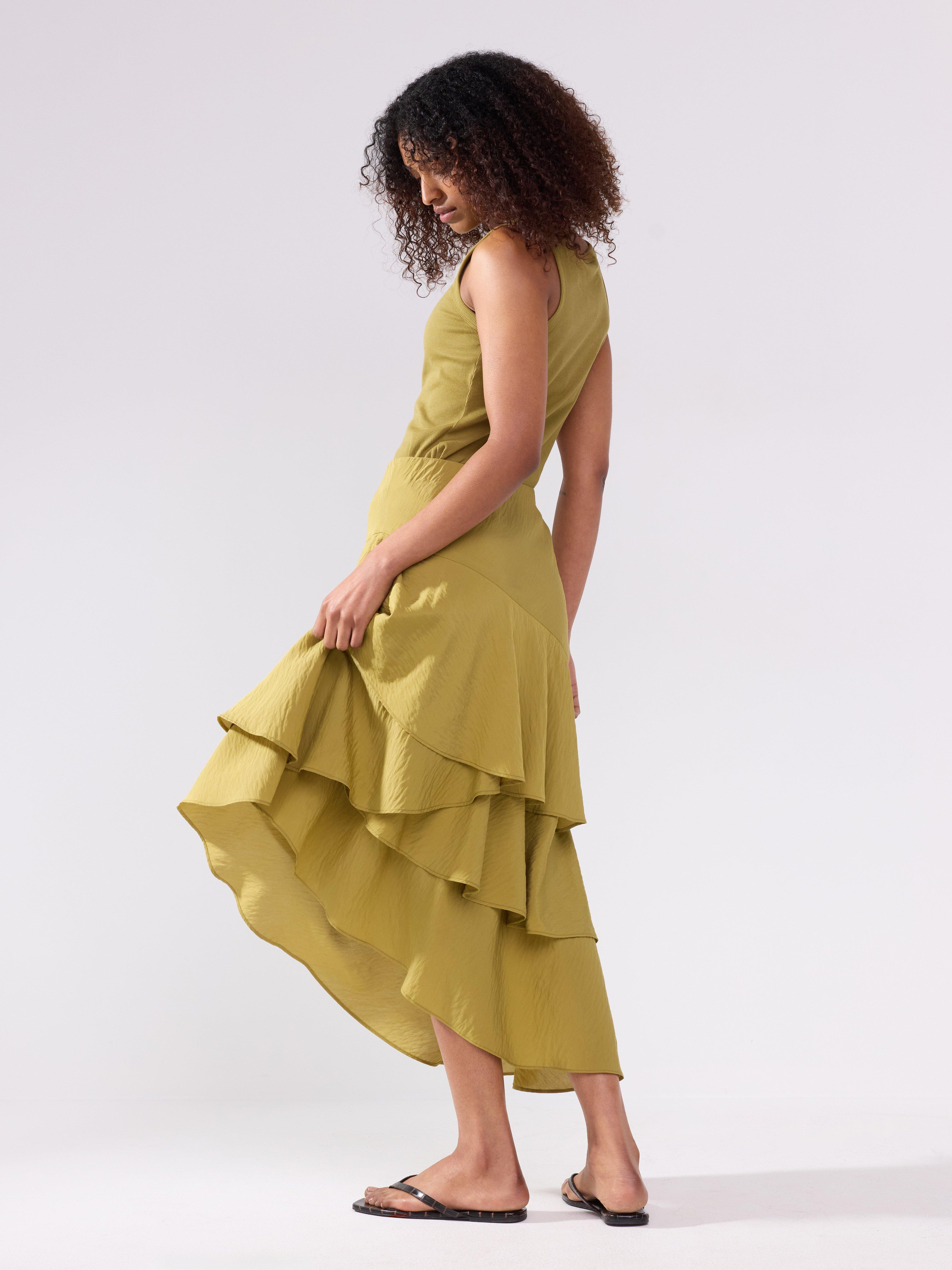 Falda midi con volantes, color verde empolvado.