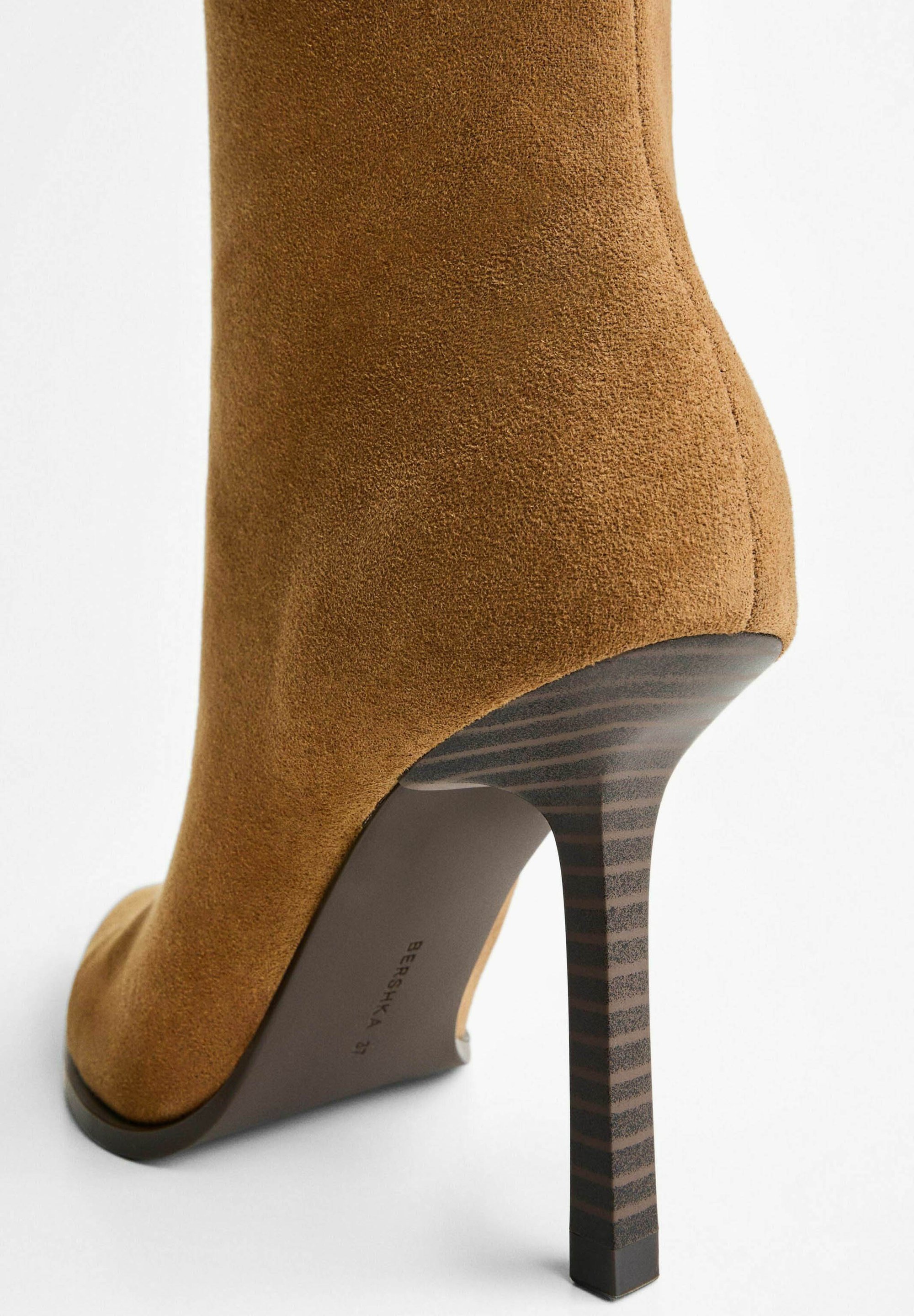 Bershka WIDE - Stivali con tacco alto - beige