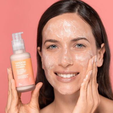 „Freshly Cosmetics“ šveičiamasis rožių valiklis, švelnus šveičiamasis, detoksikuojantis ir drėkinamasis šveitiklis, 100 ml