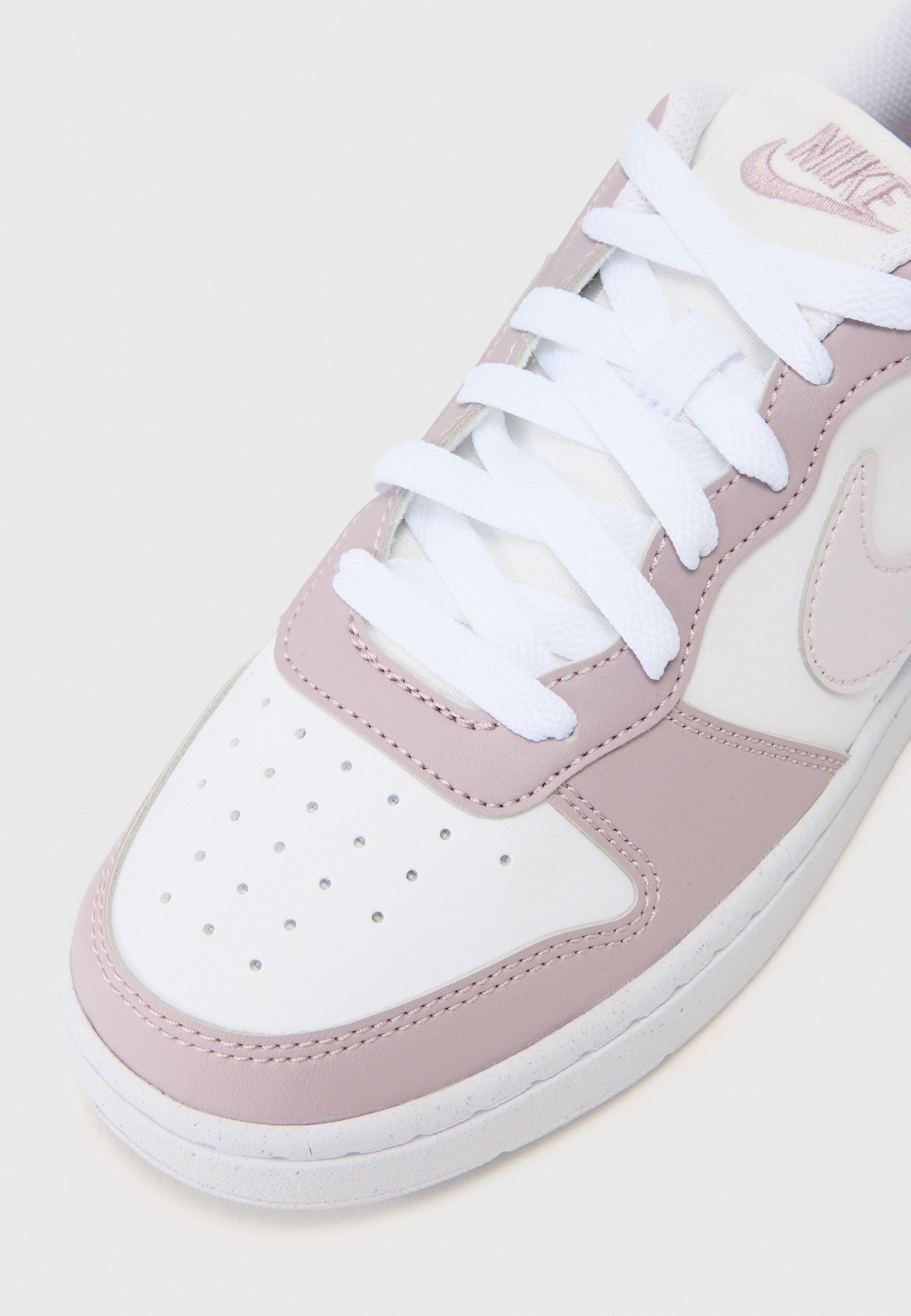 Nike Sportswear COURT BOROUGH LOW UNISEX - Joggesko - venice plum/fog white/white/white