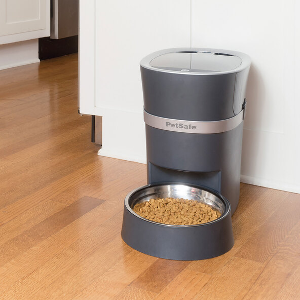 Smart Feed automatic pet feeder with smartphone control via app