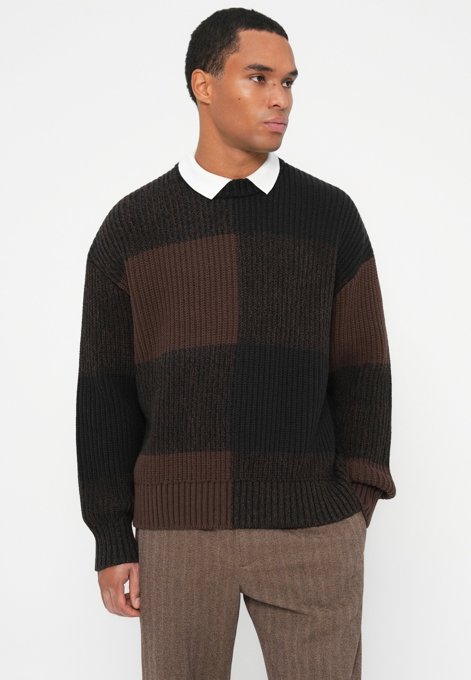 Tommy Hilfiger megztinis CREW NECK - grynai rudas/juodas