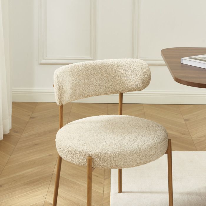 Juego de 2 sillas NOA en tela bouclé beige con patas metálicas con acabado de madera.