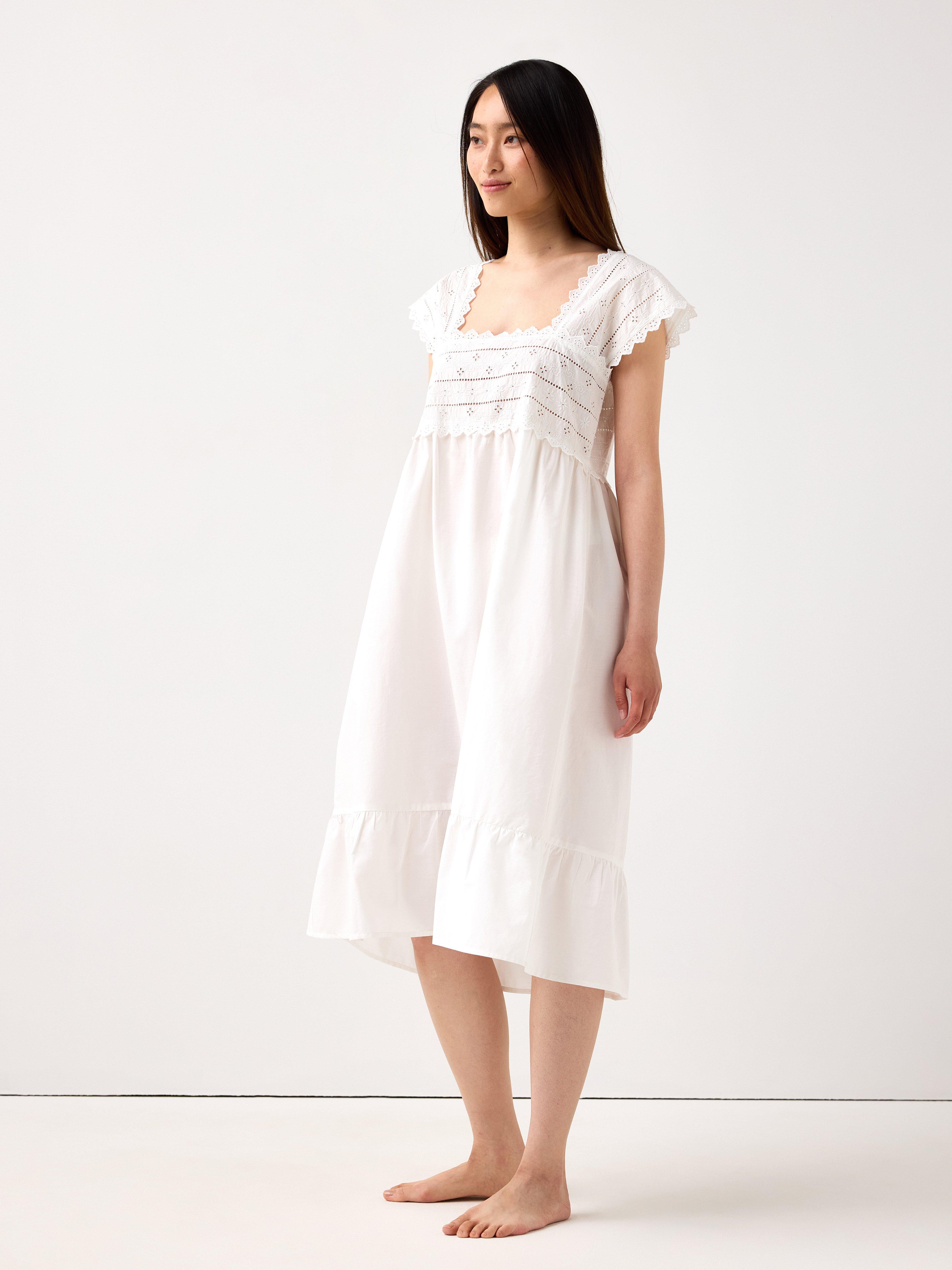 Camisola de dormir com bordado inglês branco