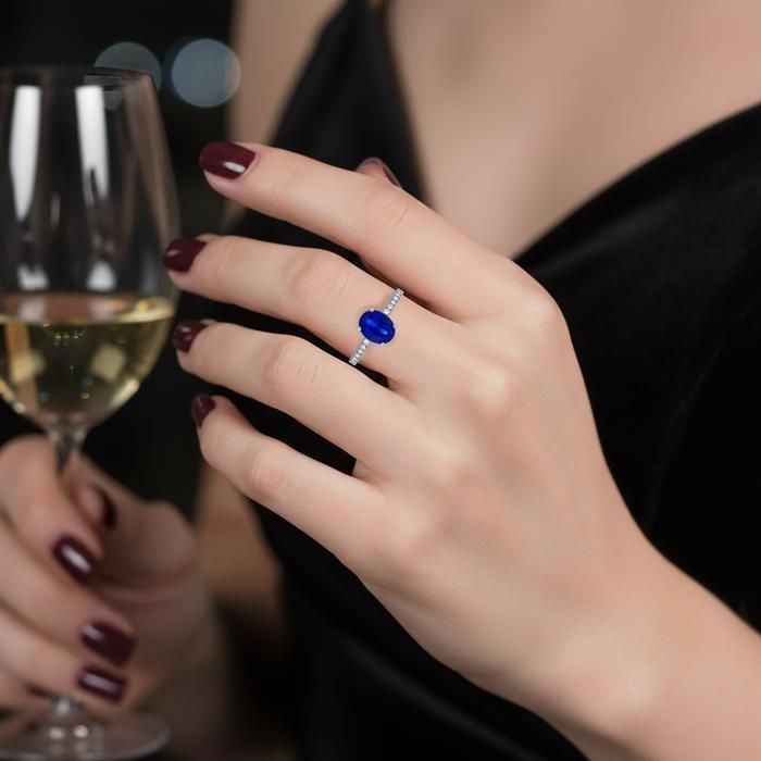 Damesring van gerhodineerd 925 sterling zilver – Intense blauwe kubische zirkonia – Ring bezet met zirkonia steentjes – Elegant sieraad met keurmerk – Cadeau-idee