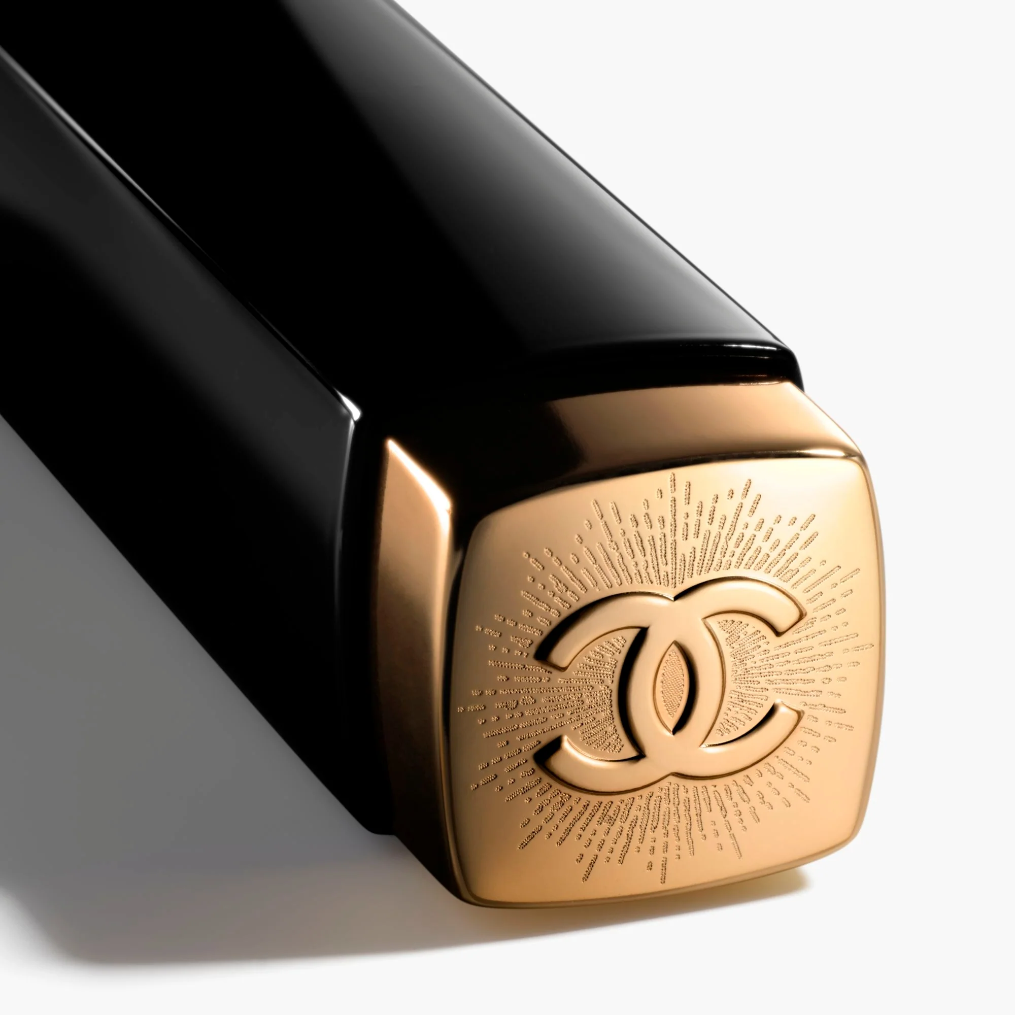 ROUGE ALLURE VELVET - IL ROSSETTO VELLUTATO LUMINOSO