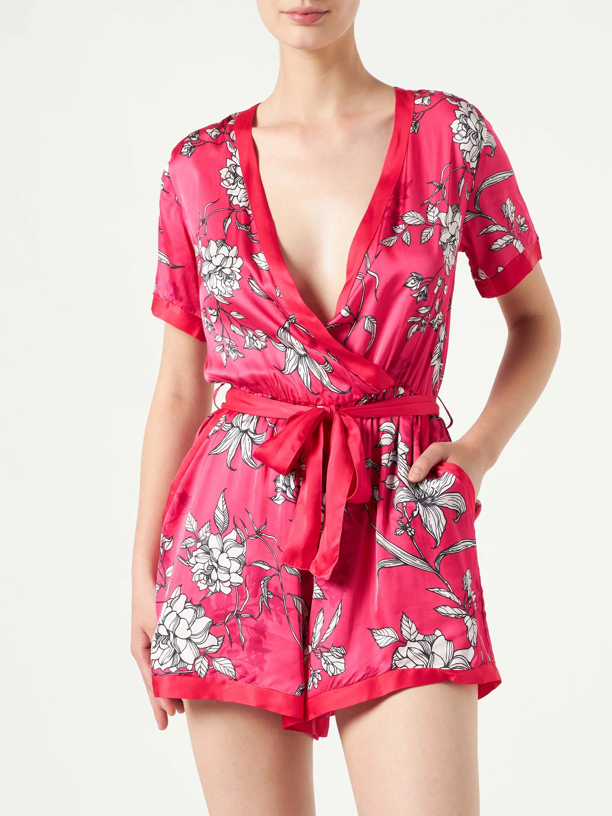 Röd kort jumpsuit med vitt blommönster