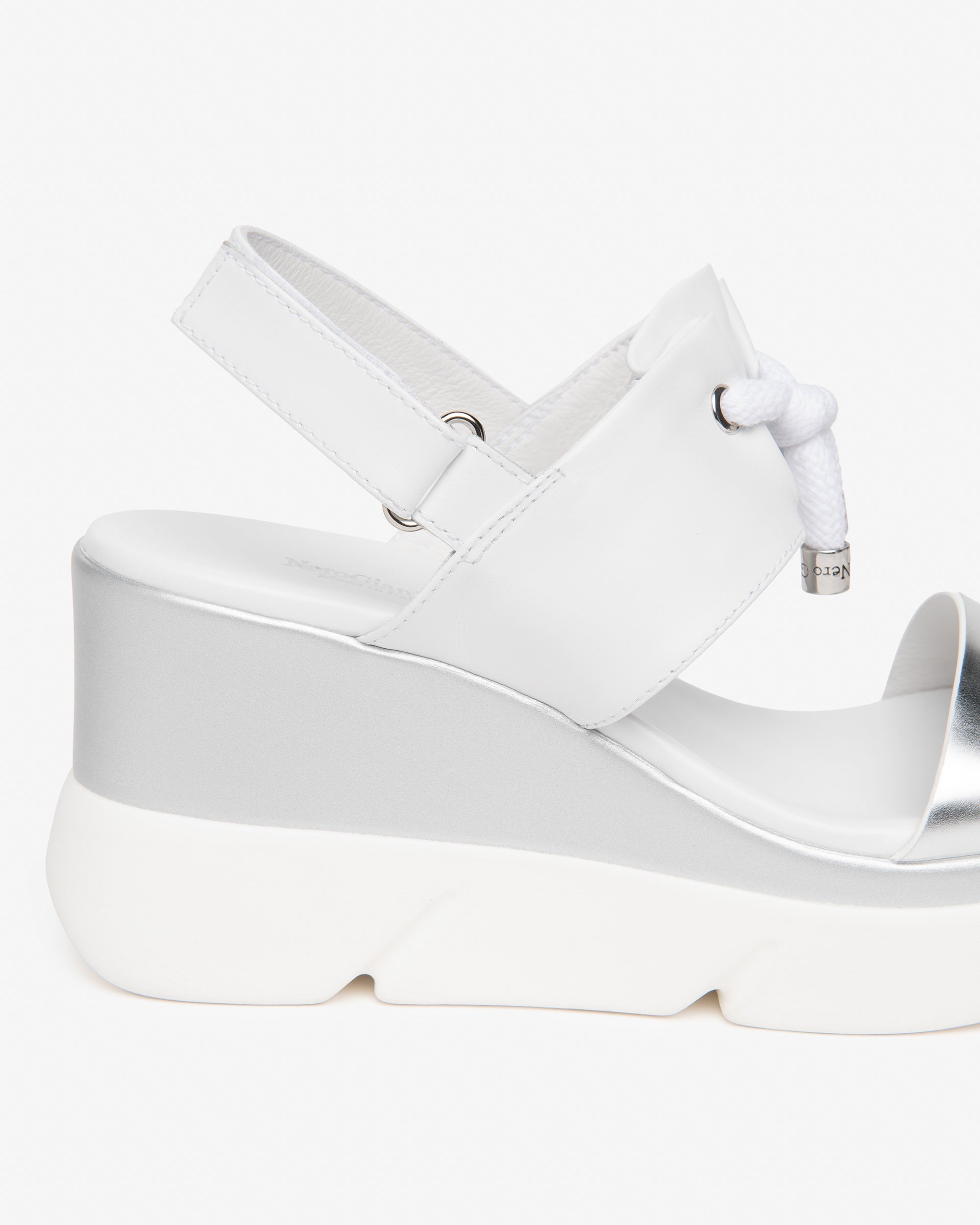  Damensandalen aus Leder und technischen Materialien