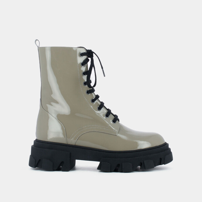 Bottines à lacets et semelle crantée  en cuir vernis gris