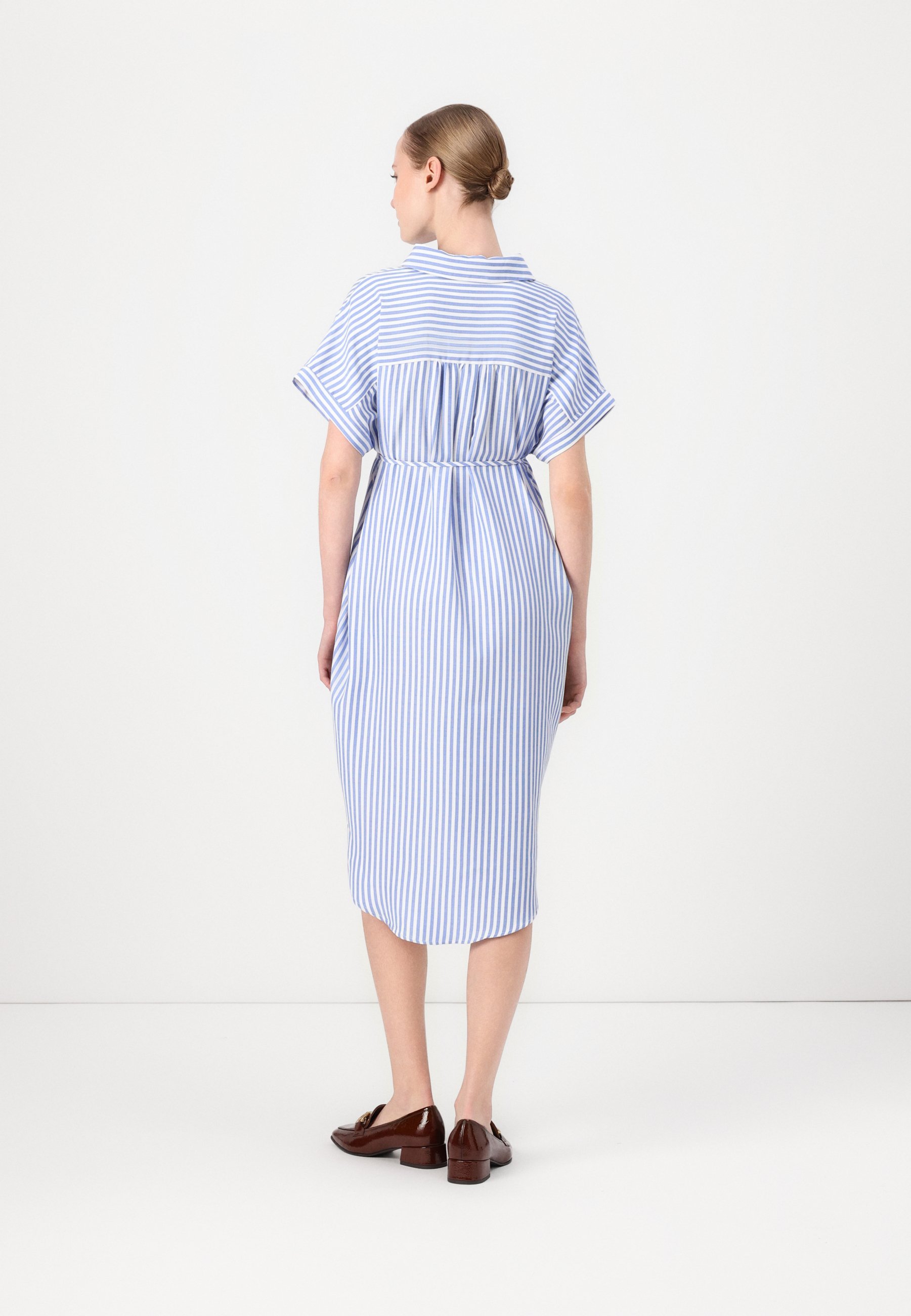 NUR UMSTUNDENKLEID OLMKALANI V-KRAGEN - Hemdkleid - Wolkentänzer/Blau