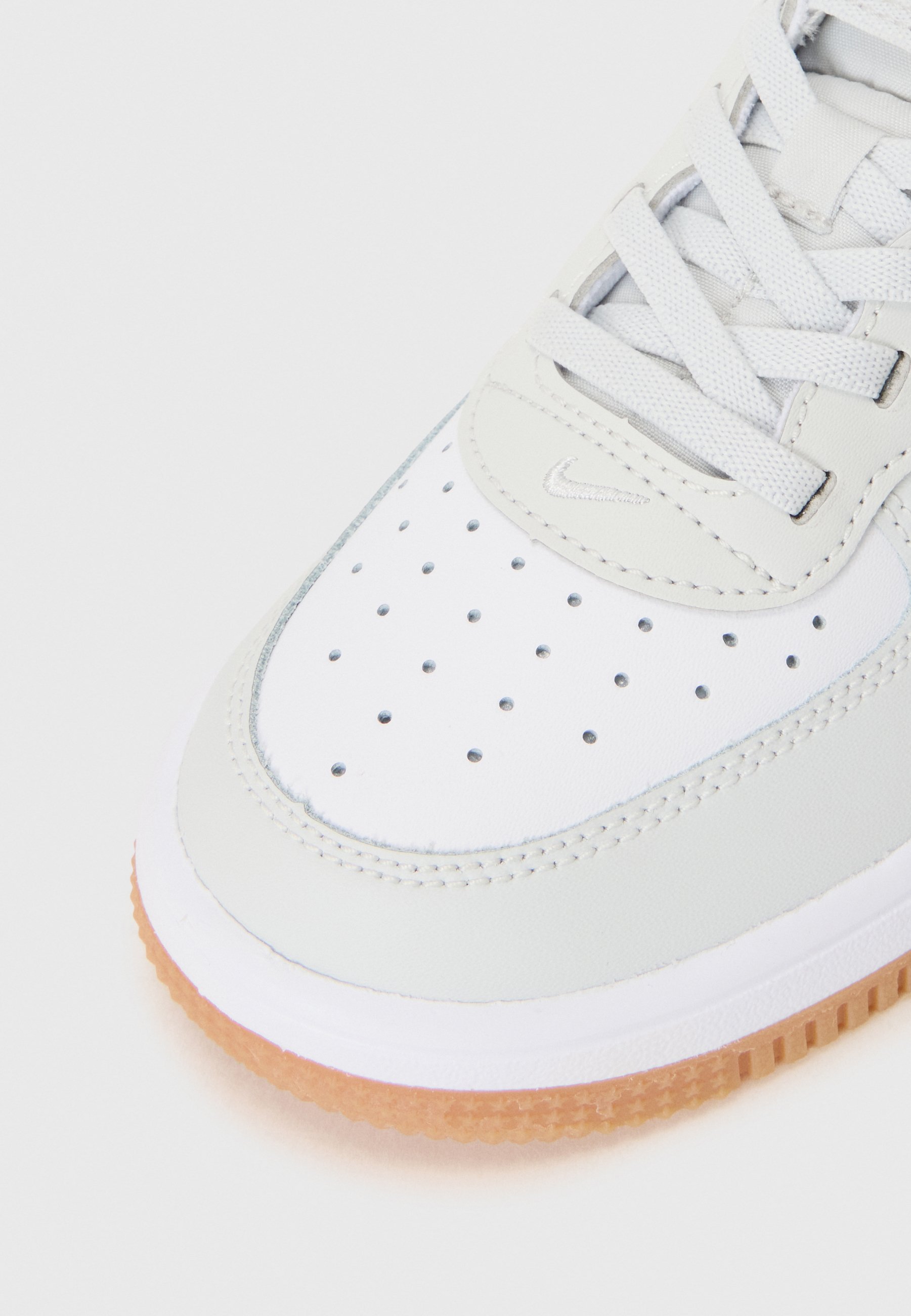 Nike Sportswear FORCE 1 UNISEX - Sneakers - photon dust/white/fir/gum medium brown