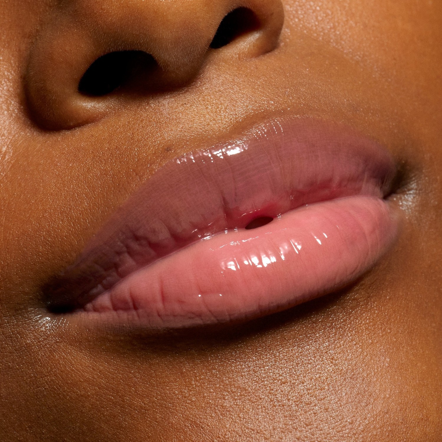 Kylie Cosmetics lūpu spīdums „Supple Kiss Lip Glaze“ – Nude Kiss, 3 ml