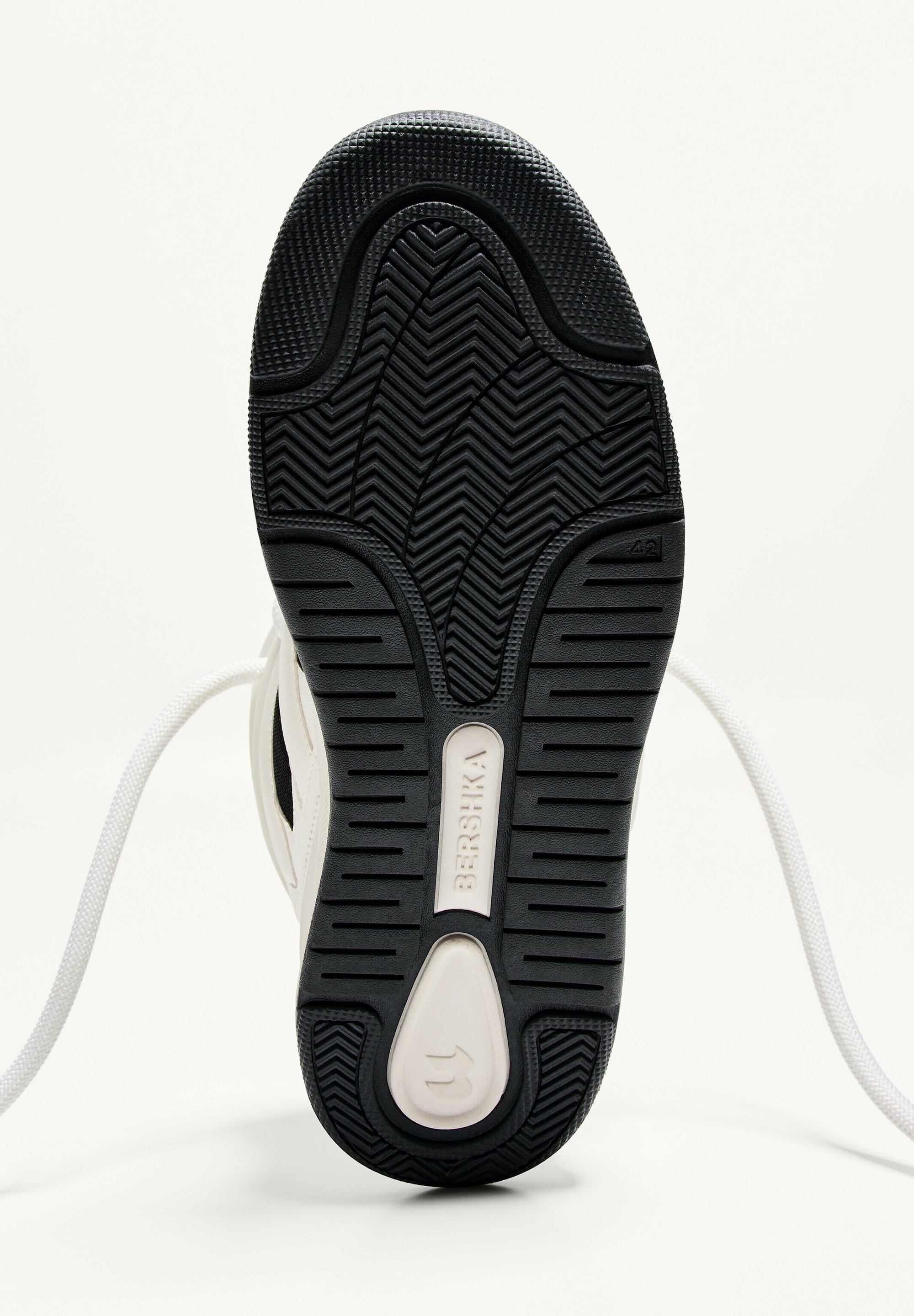 Bershka CONTRAST - Skateschoenen - wit zwart