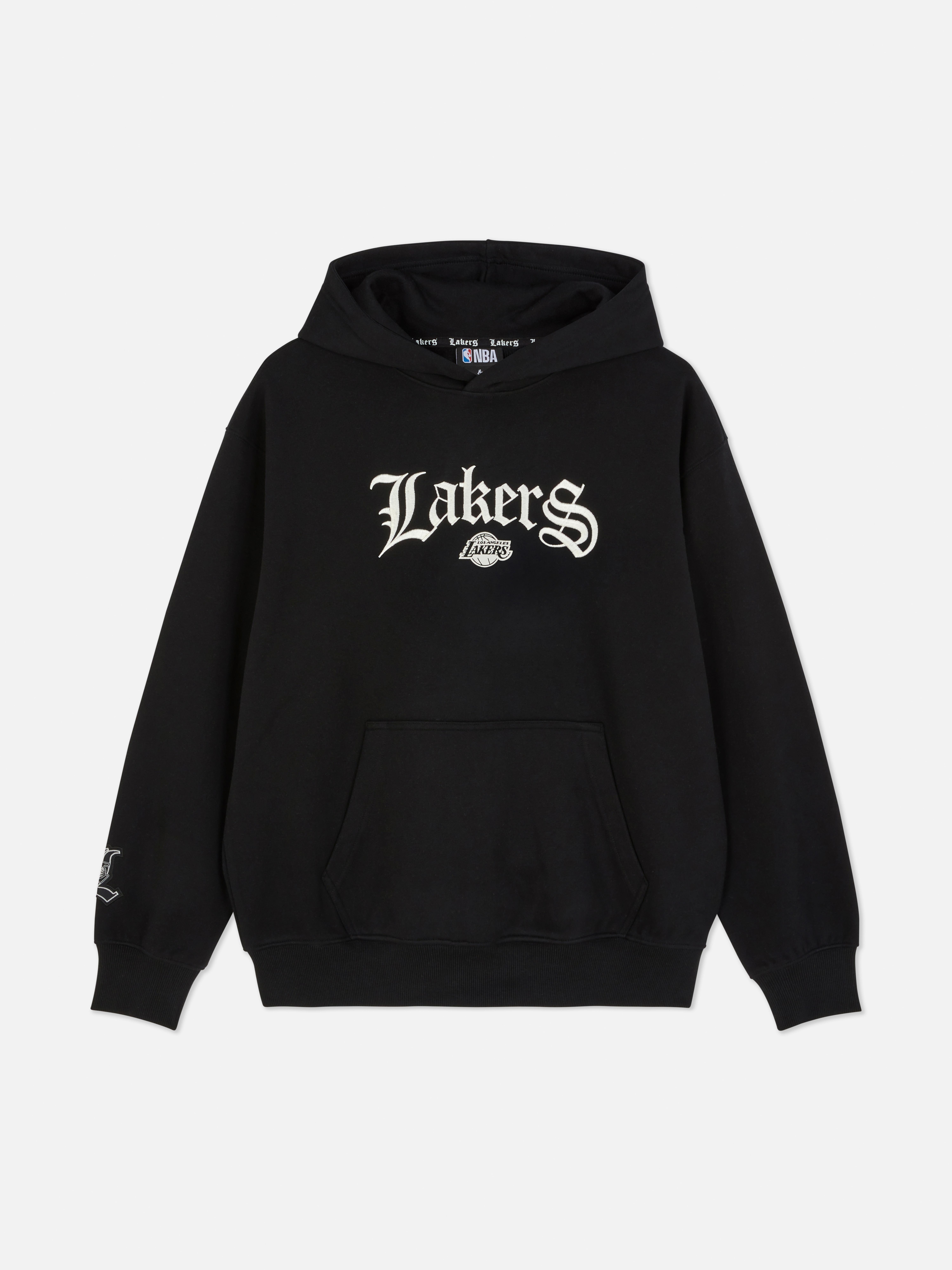 Pulover s kapuco s potiskom NBA Los Angeles Lakers Pulover s kapuco NBA s potiskom Los Angeles Lakers, kengurujevimi žepi in rebrastimi manšetami.