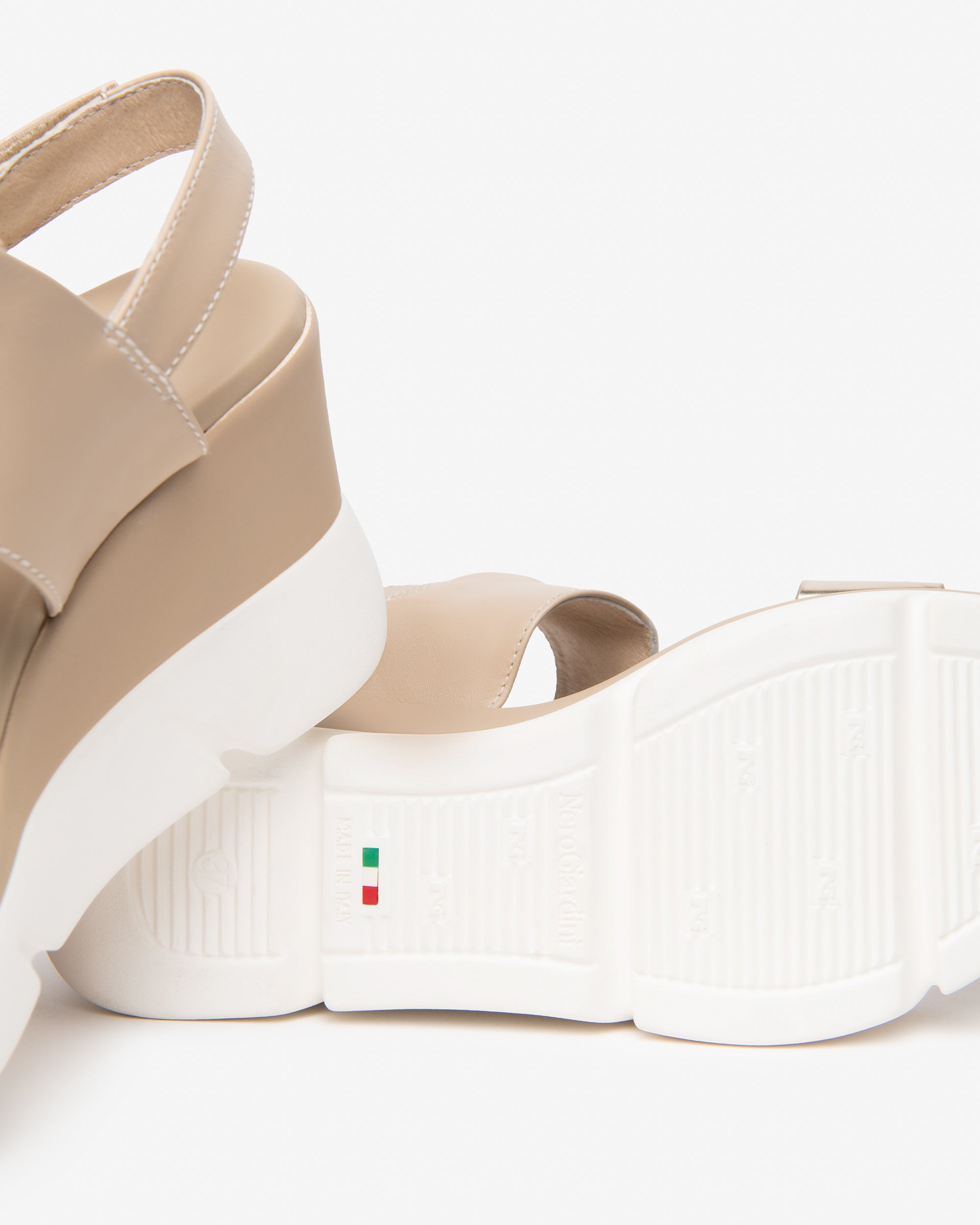  Damensandalen aus Leder und technischen Materialien