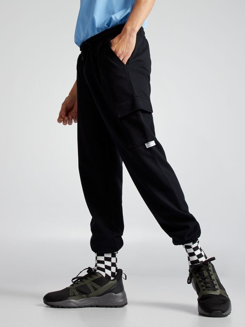 Calça de moletom com vários bolsos - preta