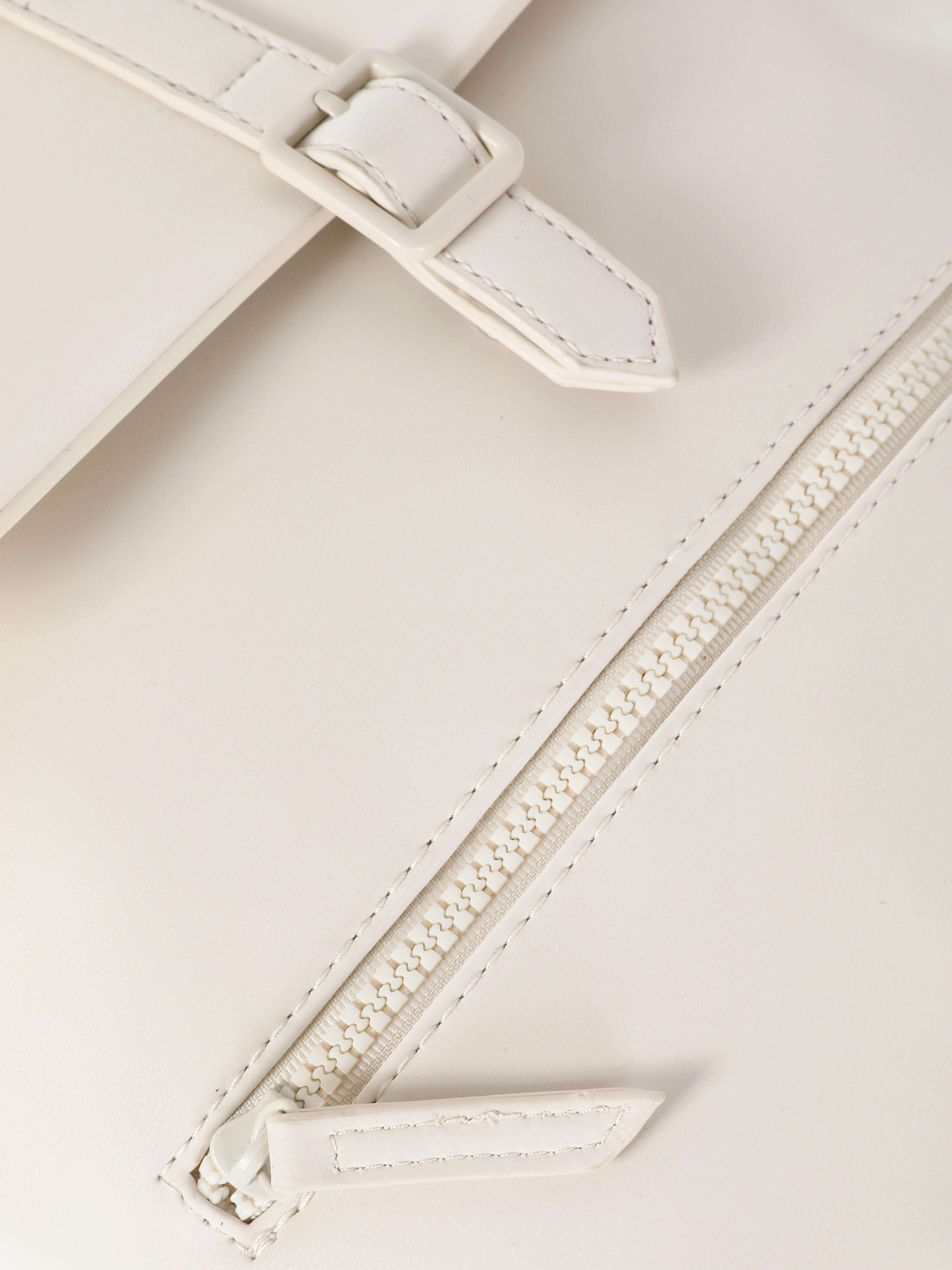 Schicker Klappenrucksack mit Magnetverschluss und Schnallendetail