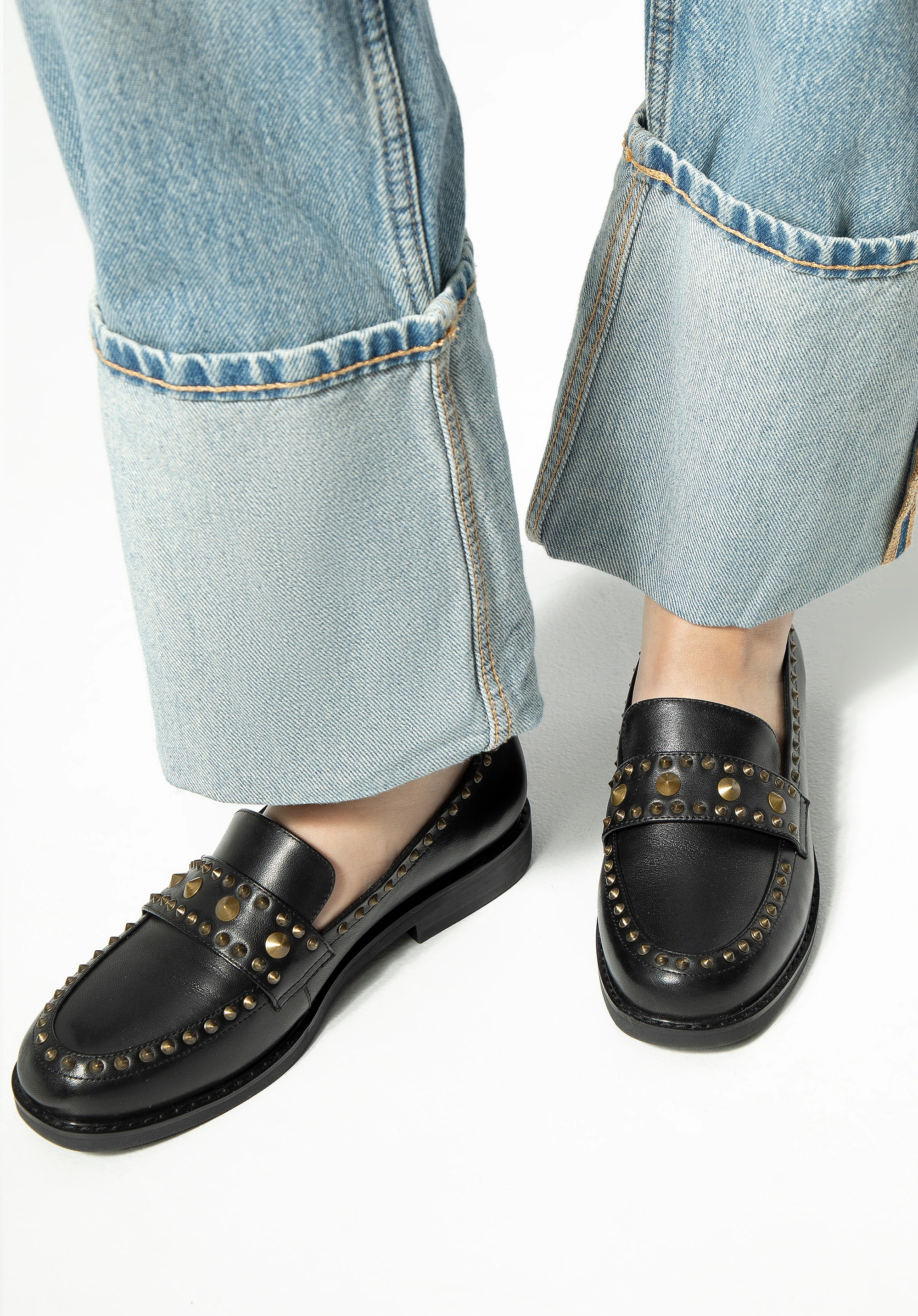 Damskie loafersy skórzane z ozdobnymi nitami czarne