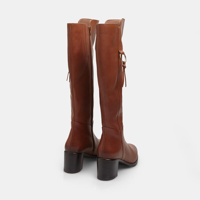 BATA leren dameslaarzen met een hak van 6 cm.