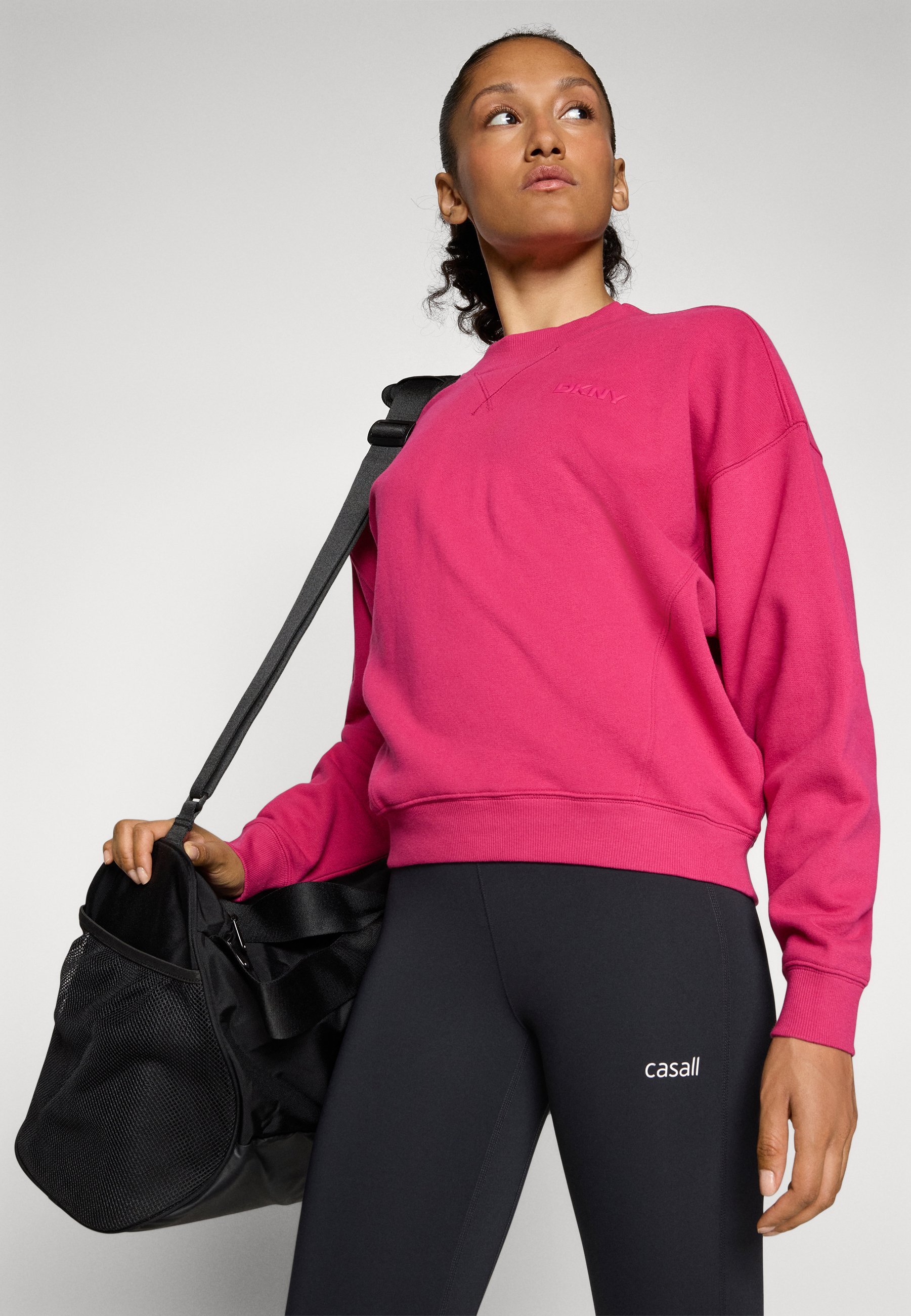 DKNY LOGO HIGH NECK PULLOVER - Sweatshirt - wild berry