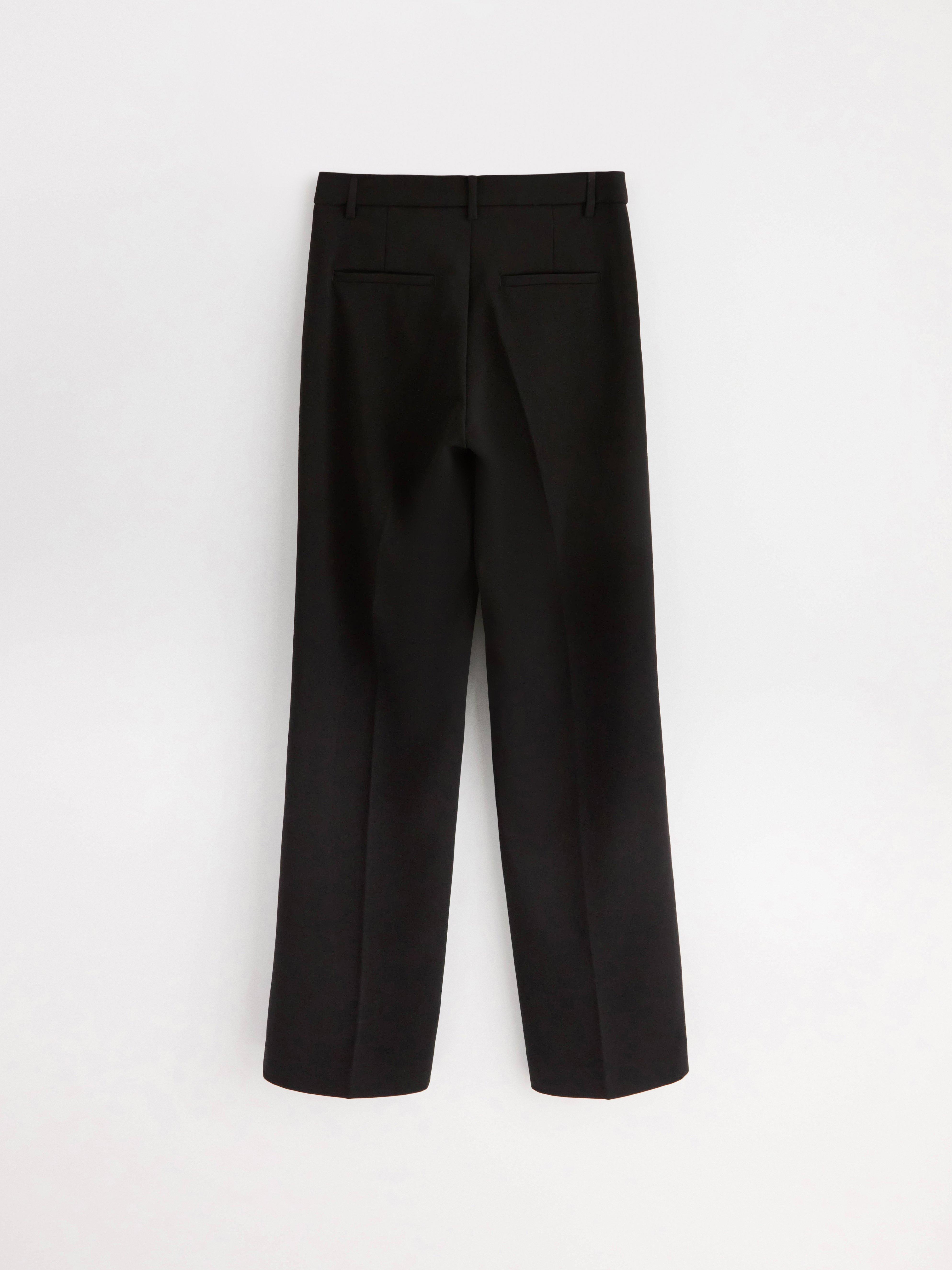 Pantalones NOOR de pierna extralarga en color negro.