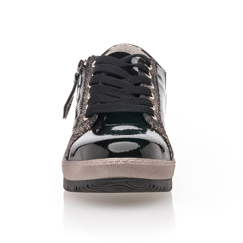 Zapatillas deportivas para mujer en color negro.