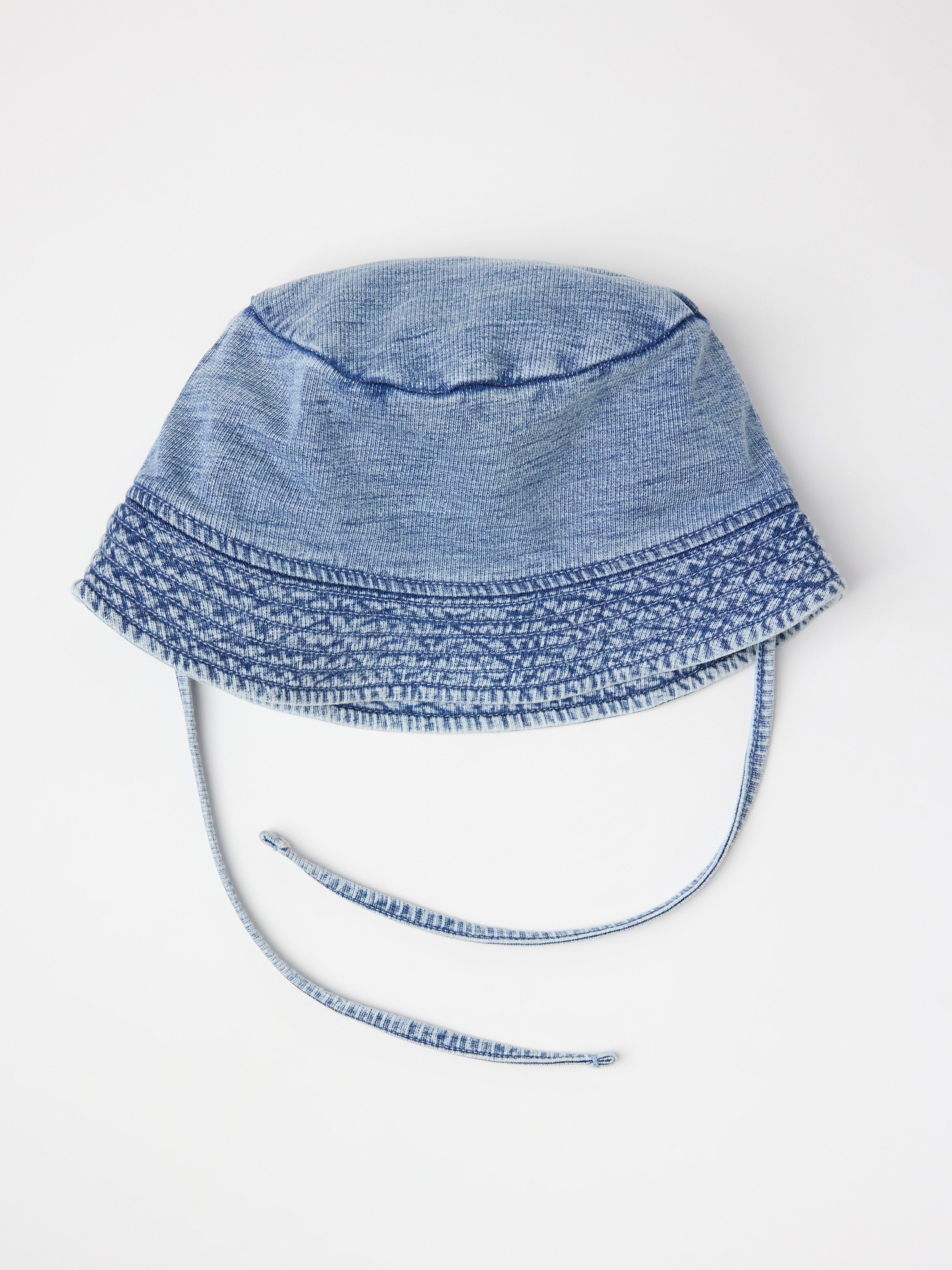 Chapéu de pescador em jeans claro