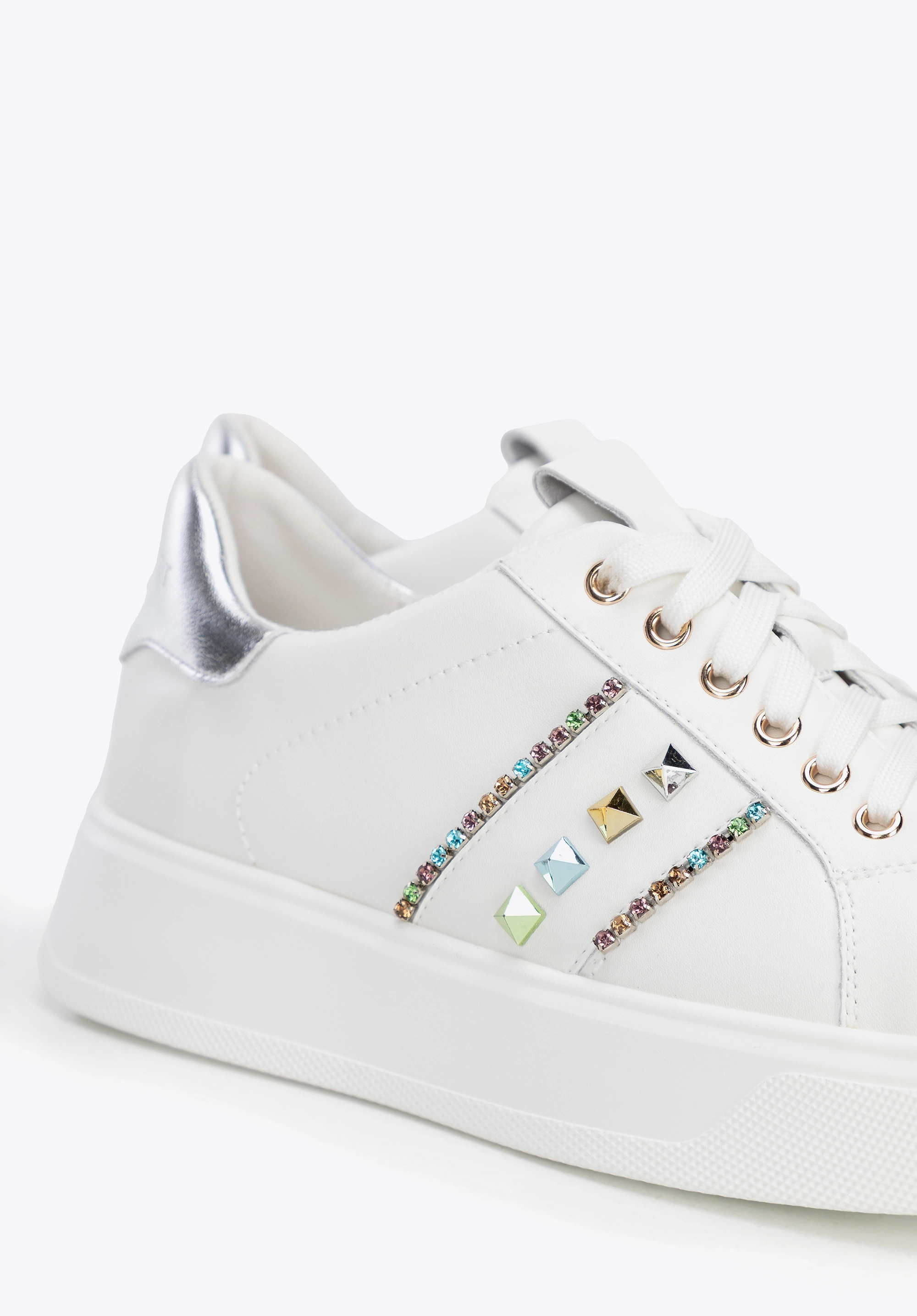 Sneakersy z imitacji skóry z ozdobami biało - srebrne